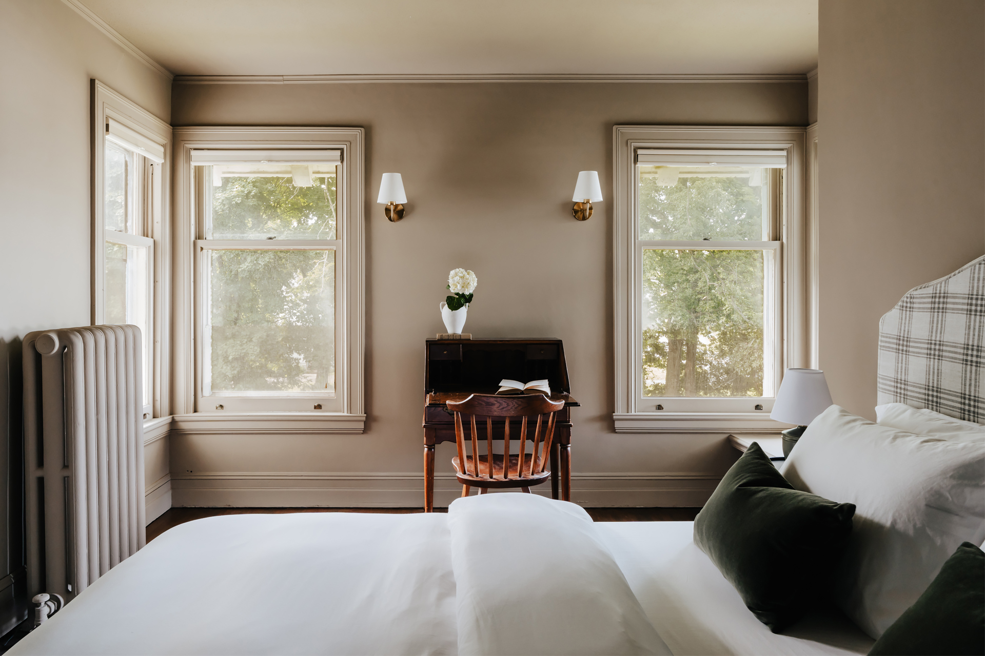 the-pearson-house_house_auburn_new-york_usa_interior-bedroom-windows.jpg