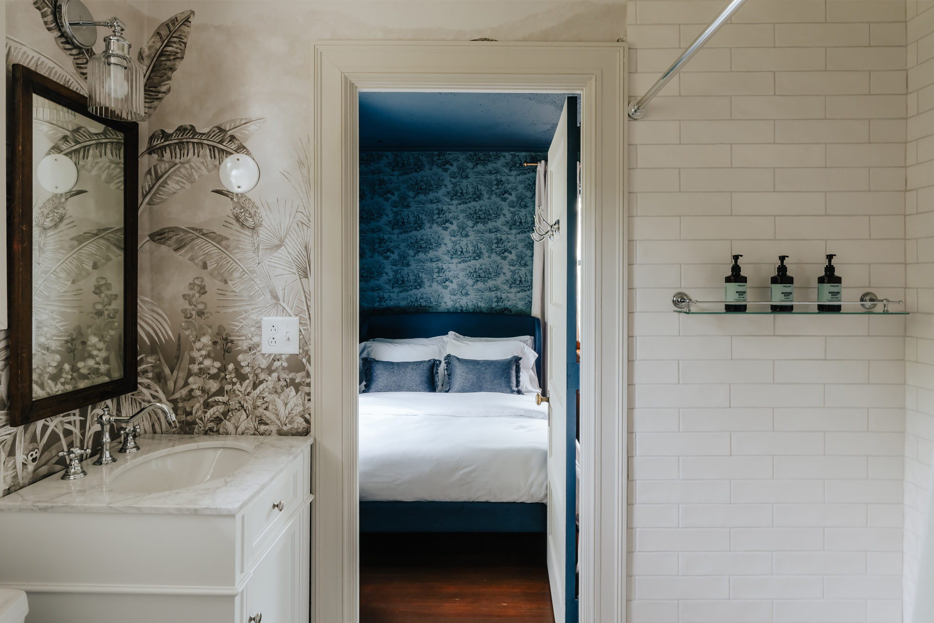 the-pearson-house_house_auburn_new-york_usa_interior-blue-bedroom-bathroom.jpg