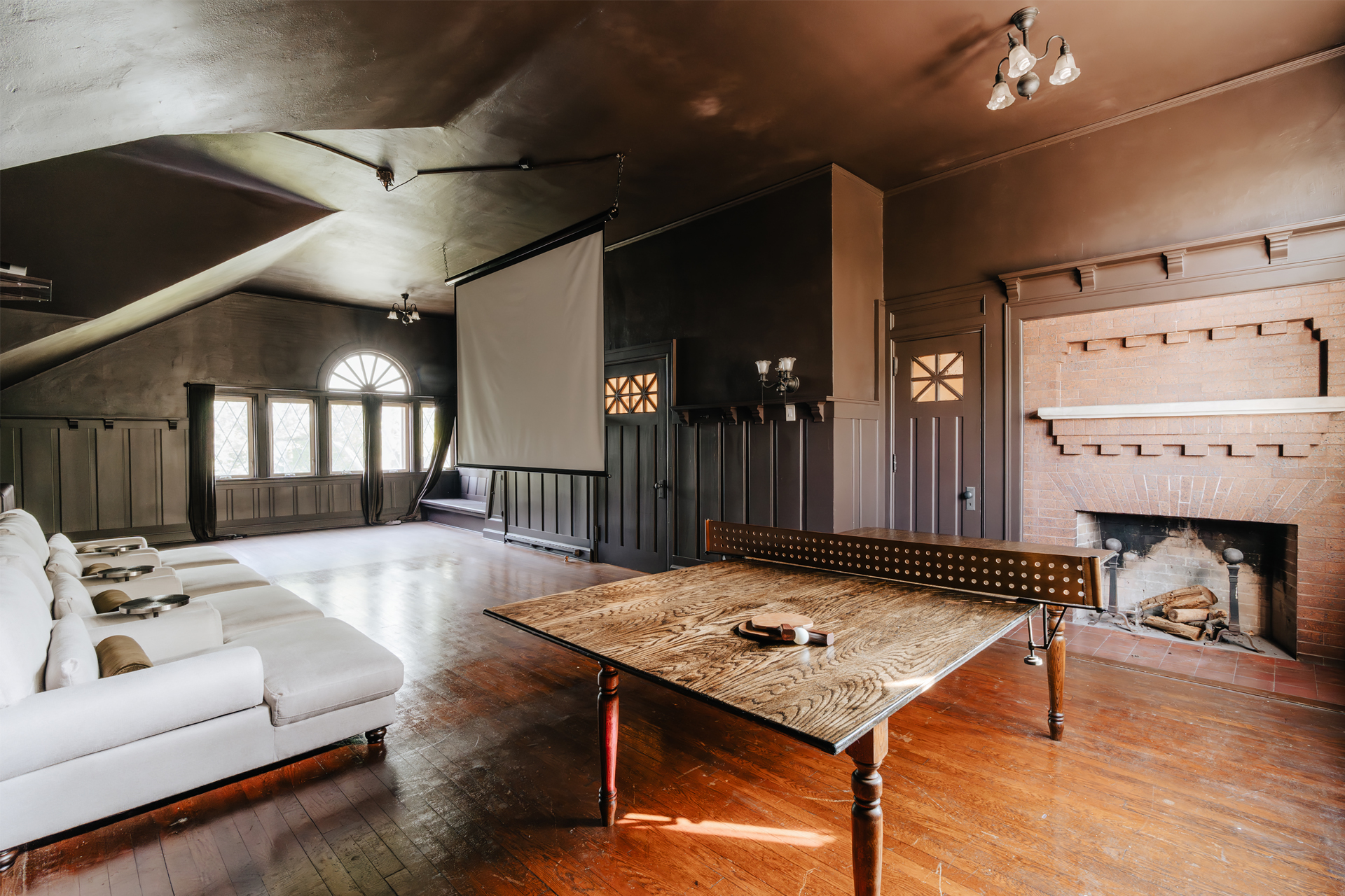 the-pearson-house_house_auburn_new-york_usa_interior-tv-game-room.jpg