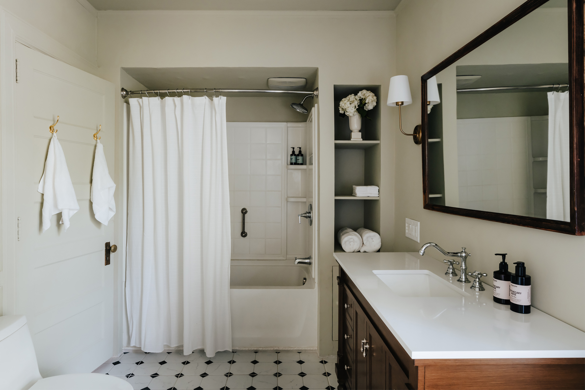 the-pearson-house_house_auburn_new-york_usa_interior-white-bathroom.jpg