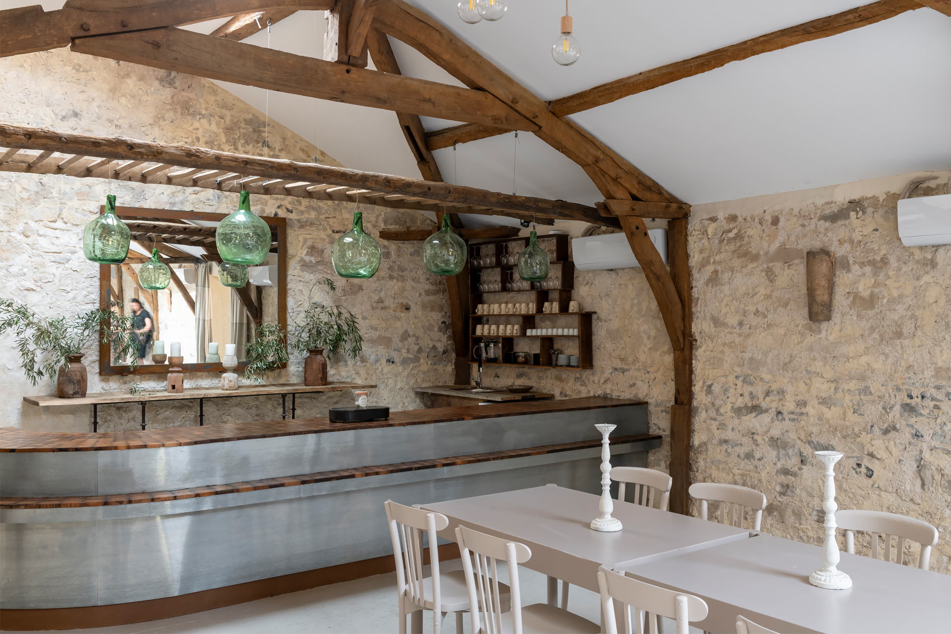 domaine-lermitage_estate_hastingues_france_interior-big-room-bar.jpg