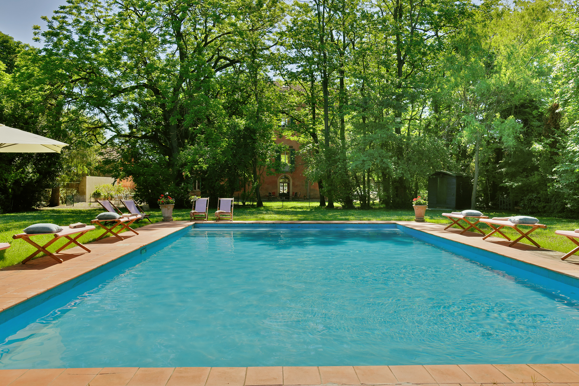 villa-gessa-paradise-near-bologna_country-house_bologna_italy_exterior-sitting-pool.jpg