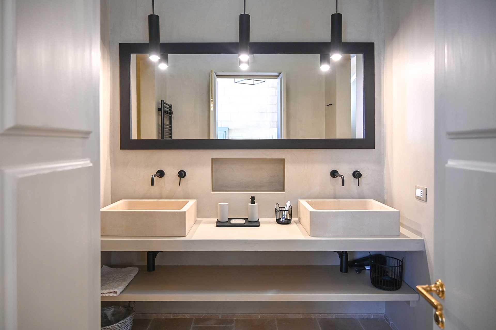 masseria-dei-gesuiti_villa_puglia-italy_interior-bathroom-mirror.jpg