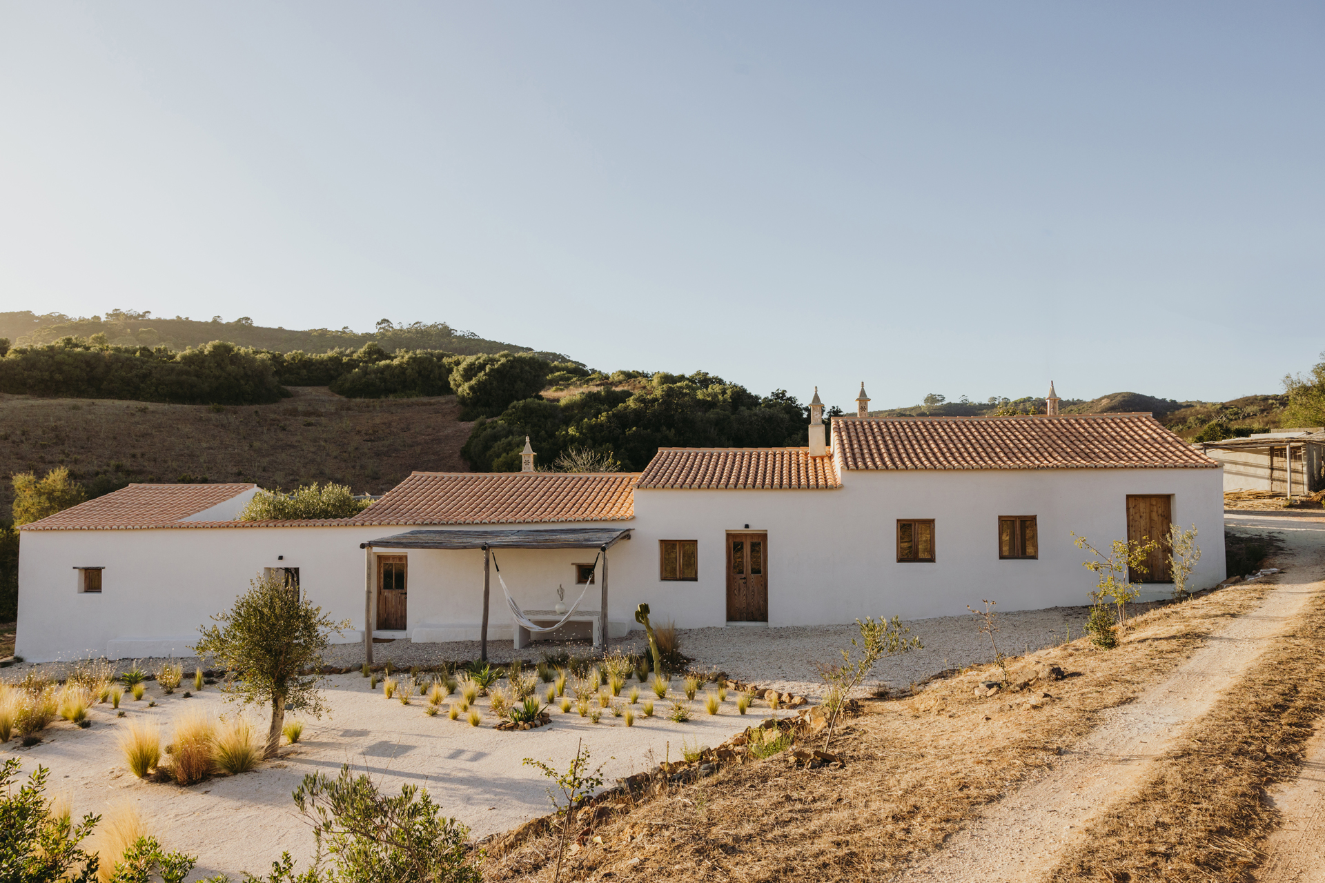 maybe-october_farmhouse_faro-district-portugal_exterior-facade.jpg