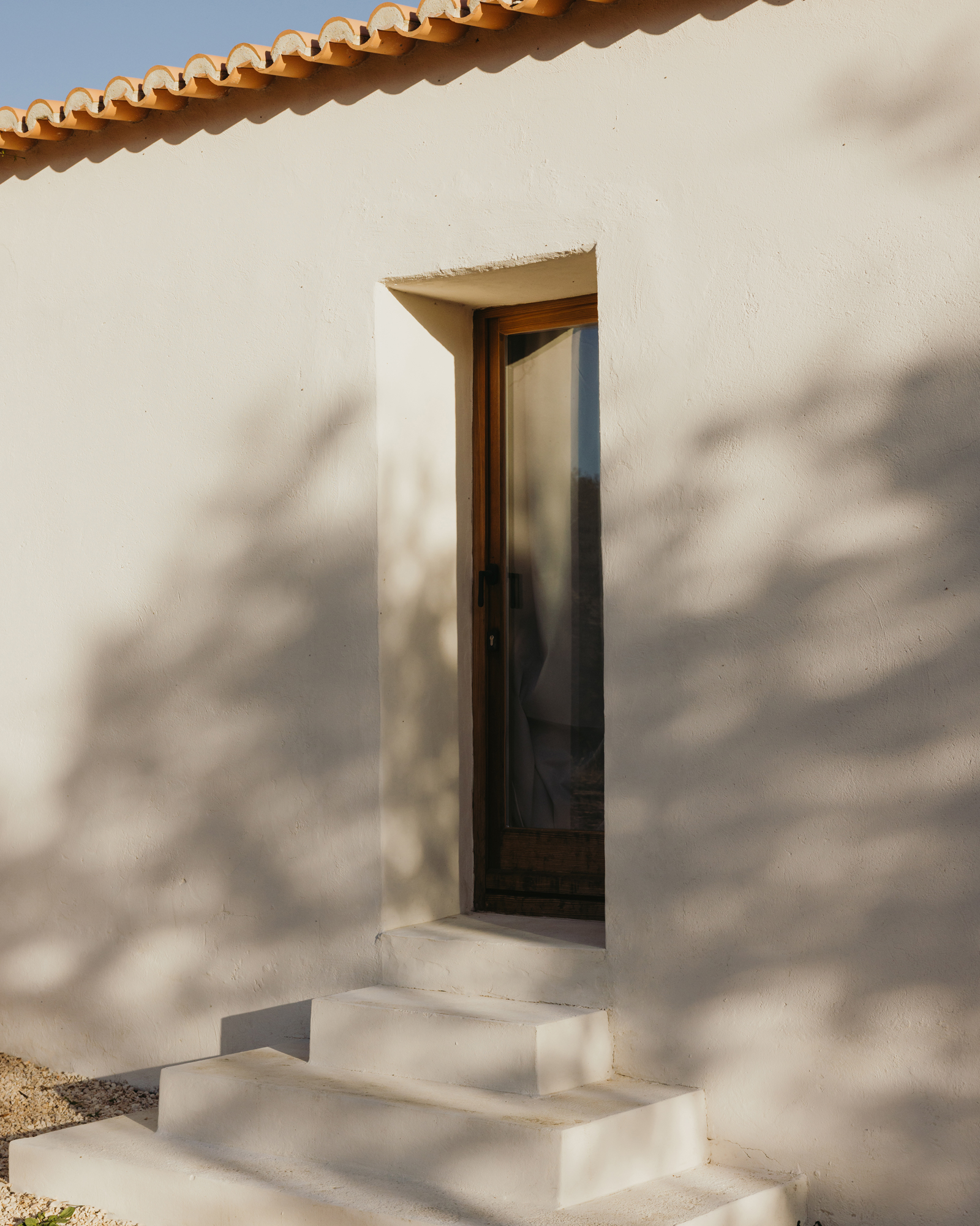 maybe-october_farmhouse_faro-district-portugal_exterior-shadow-detail.jpg