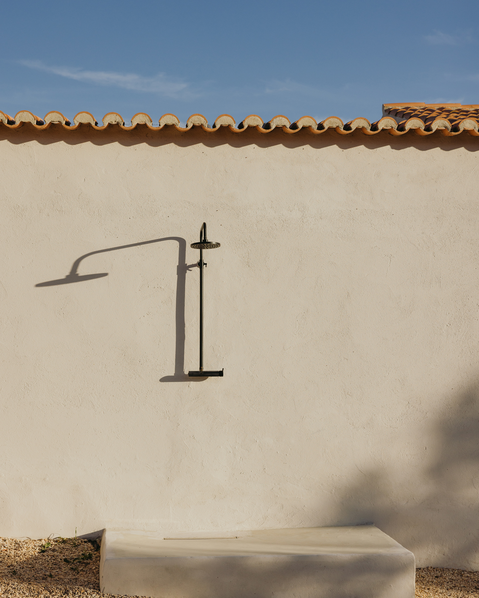 maybe-october_farmhouse_faro-district-portugal_exterior-shower.jpg