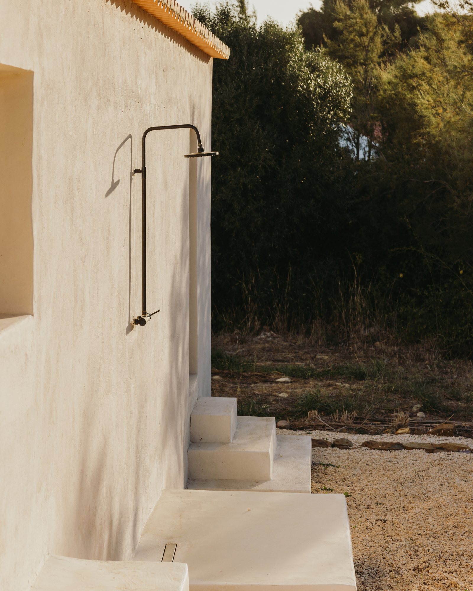 maybe-october_farmhouse_faro-district-portugal_exterior-shower-design.jpg
