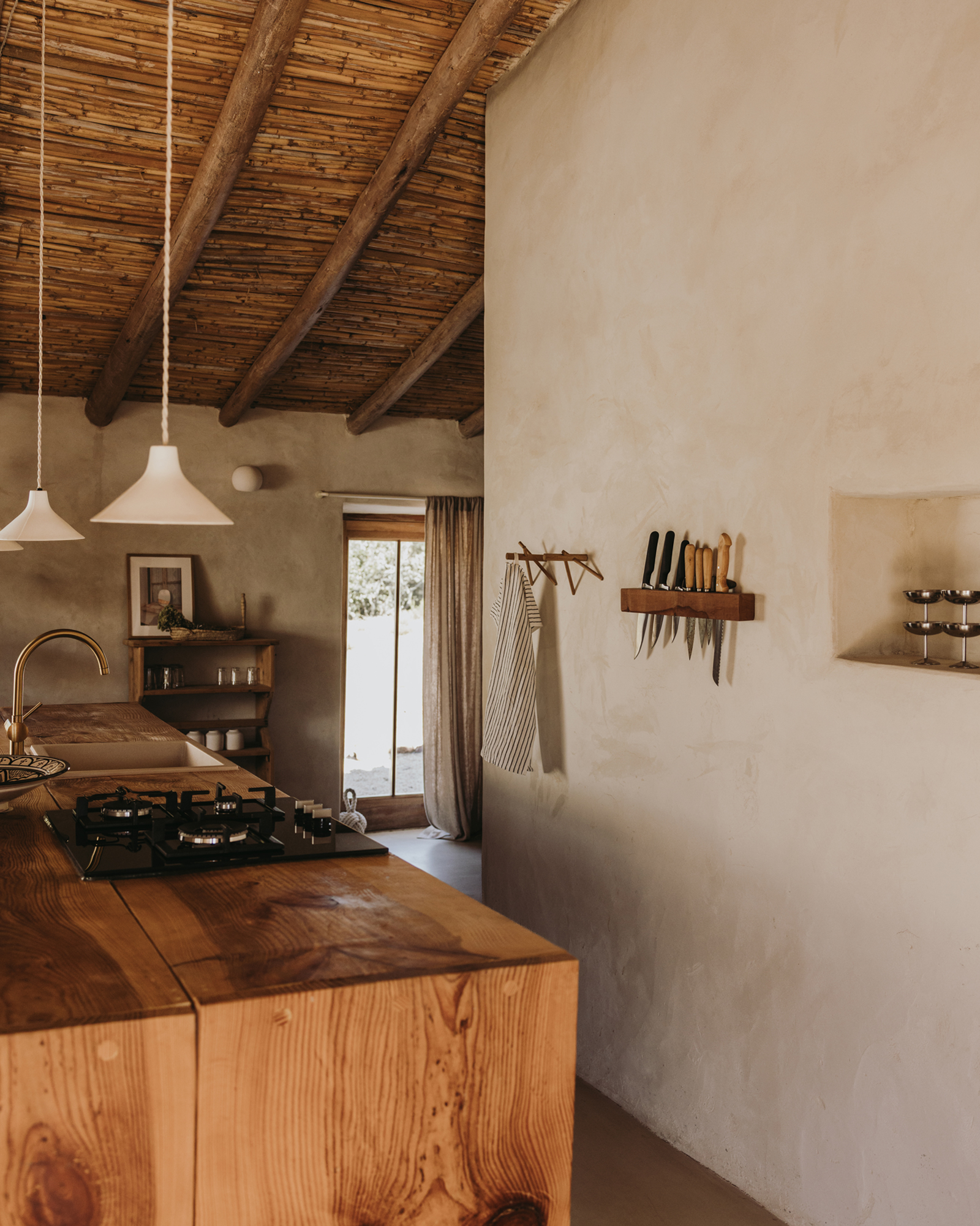 maybe-october_farmhouse_faro-district-portugal_interior-kitchen-detail.jpg
