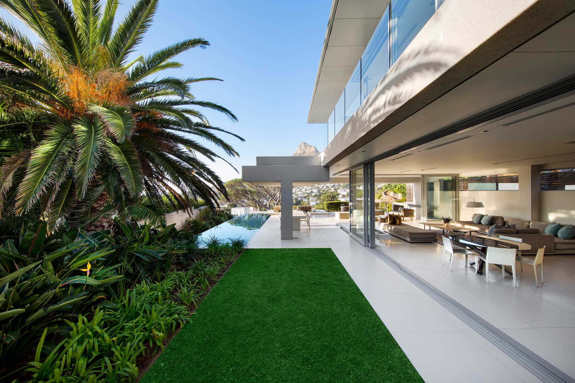 008-villa-camps-bay_villa_cape-town-south-africa_exterior-design.jpg