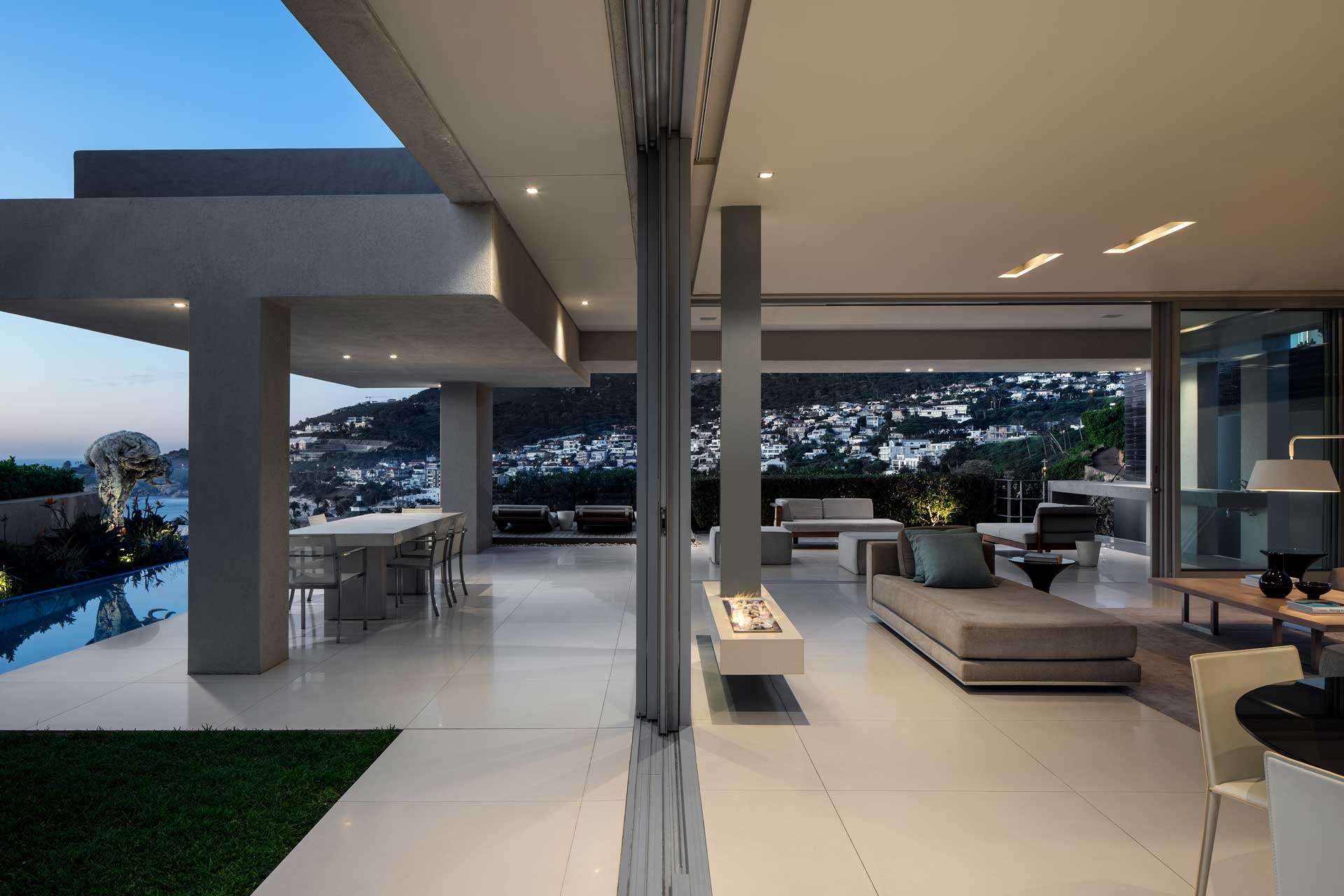 008-villa-camps-bay_villa_cape-town-south-africa_exterior-night.jpg