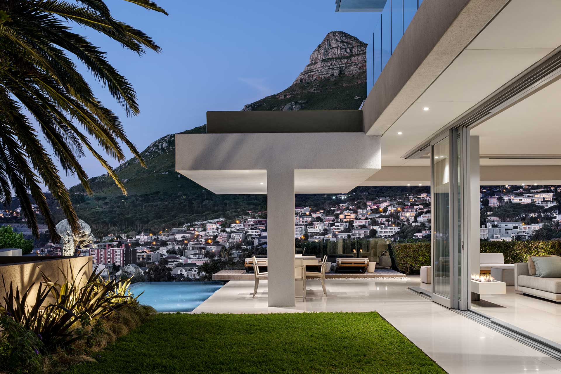 008-villa-camps-bay_villa_cape-town-south-africa_exterior-night-design.jpg
