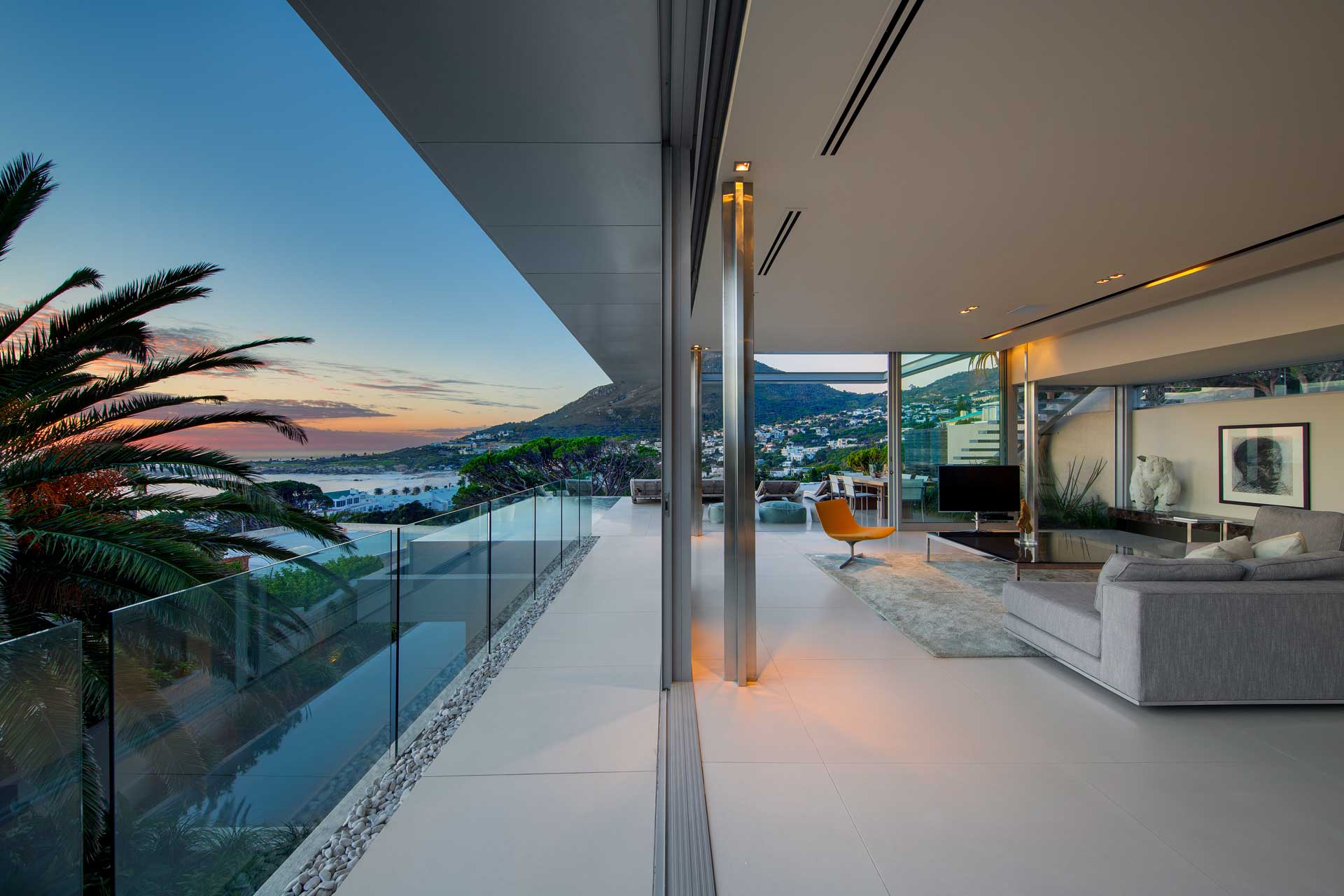 008-villa-camps-bay_villa_cape-town-south-africa_interior.jpg