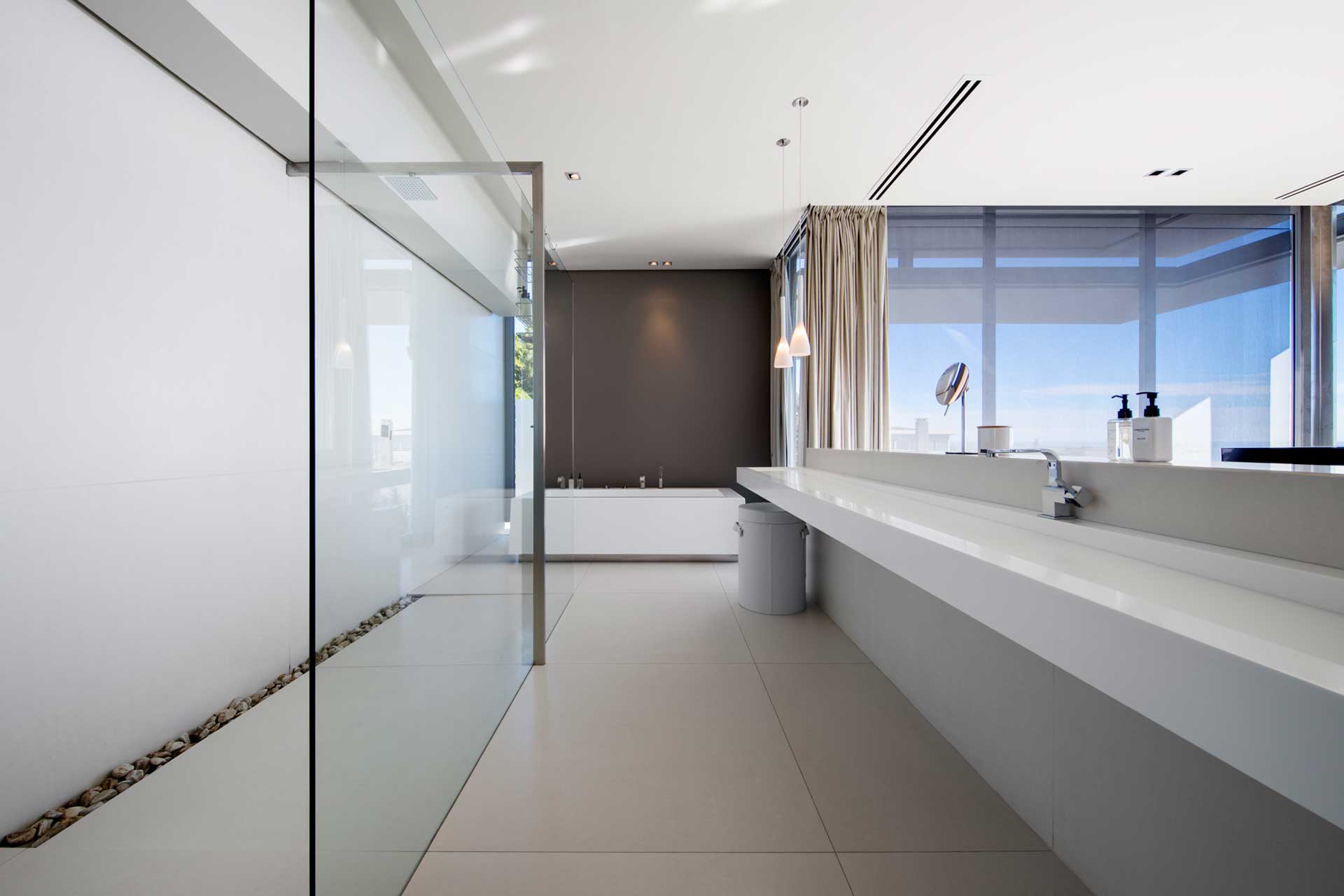 008-villa-camps-bay_villa_cape-town-south-africa_interior-bathroom.jpg
