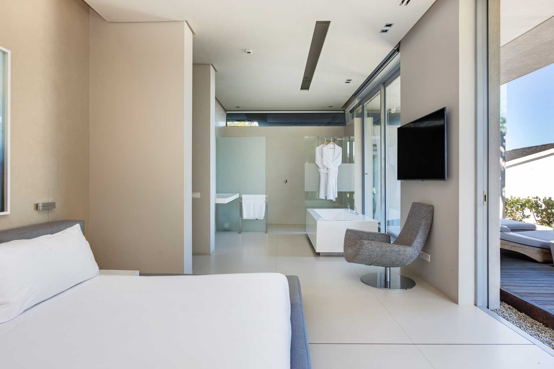 008-villa-camps-bay_villa_cape-town-south-africa_interior-bed.jpg