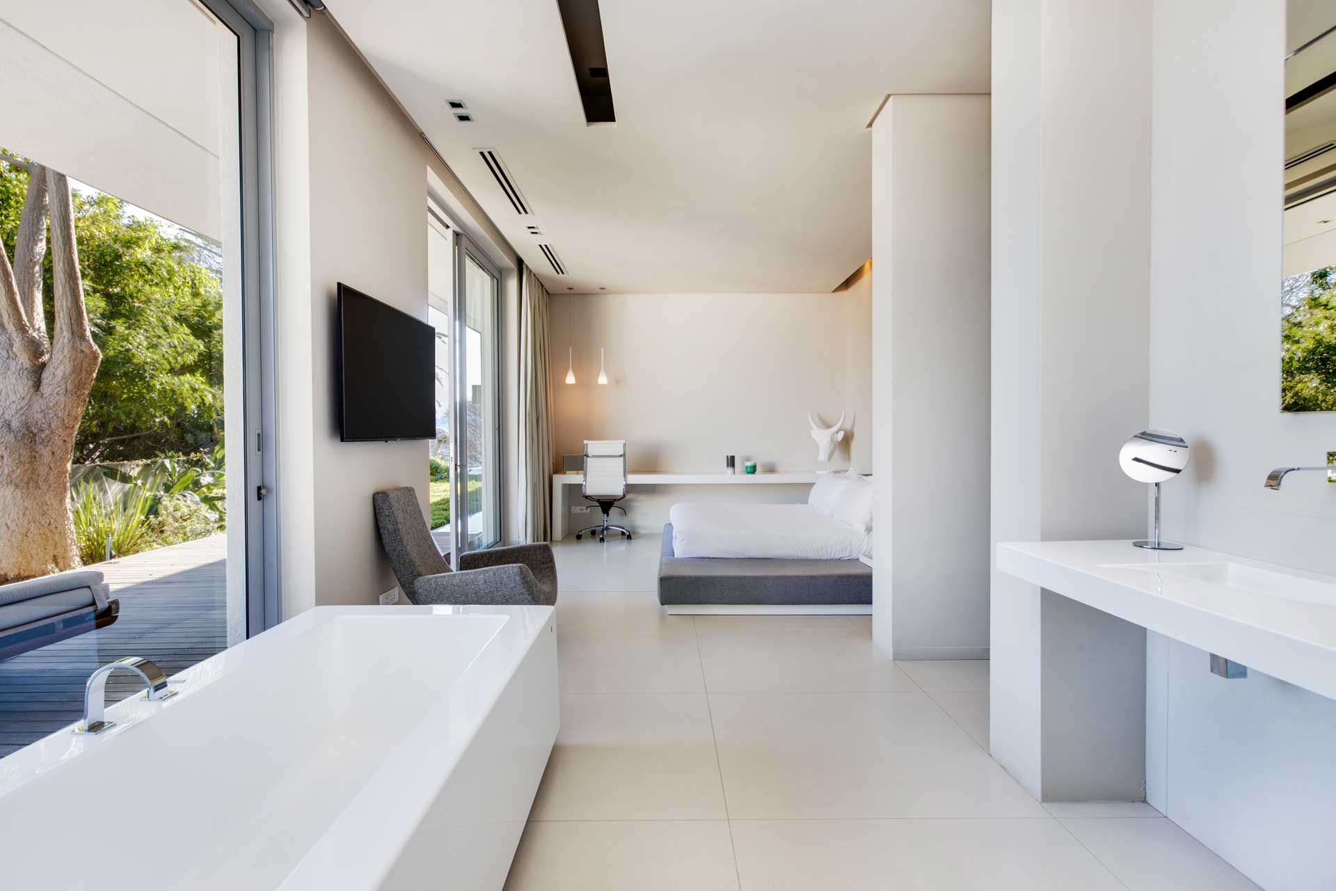 008-villa-camps-bay_villa_cape-town-south-africa_interior-bed-room-design.jpg