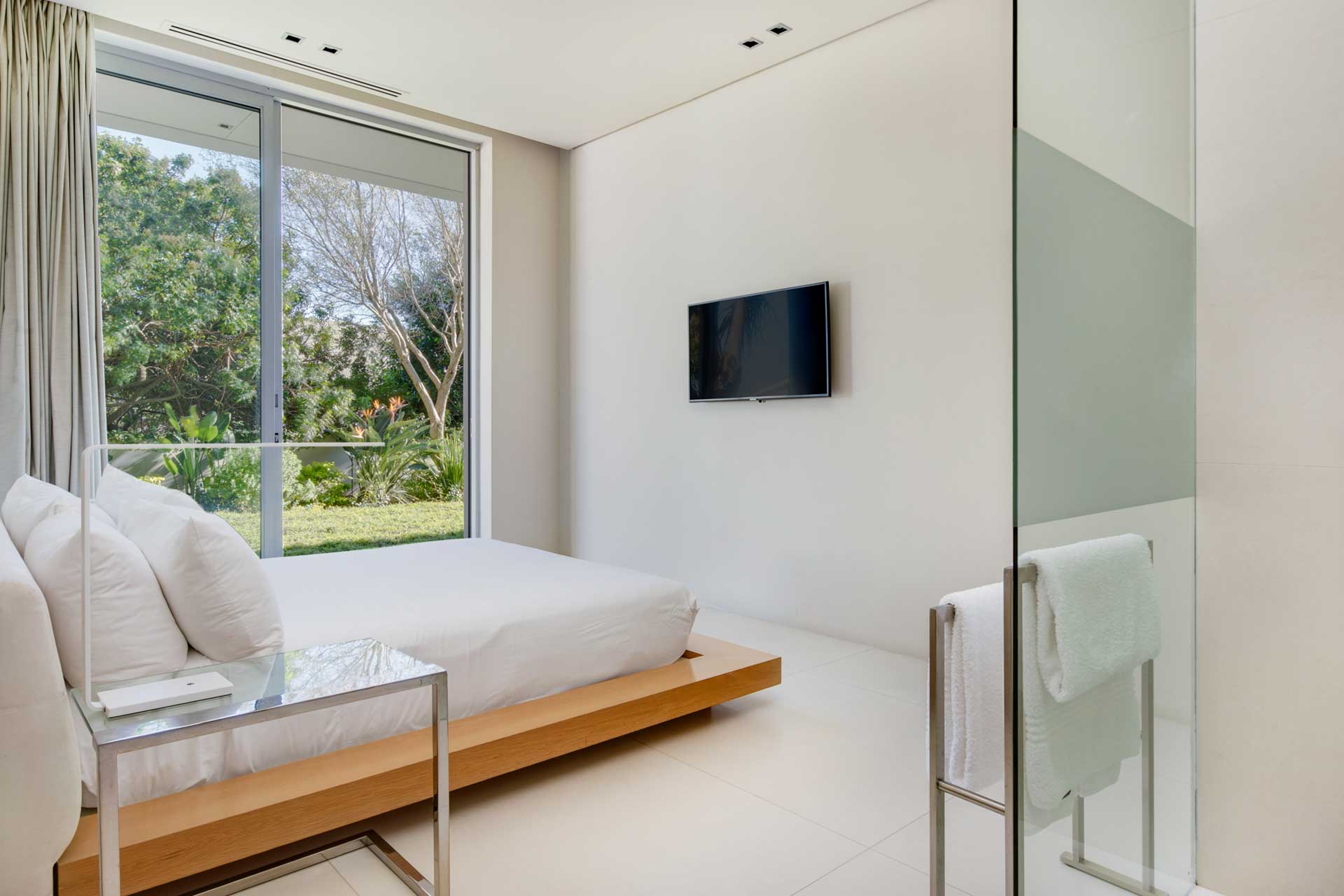 008-villa-camps-bay_villa_cape-town-south-africa_interior-bed-room-space.jpg