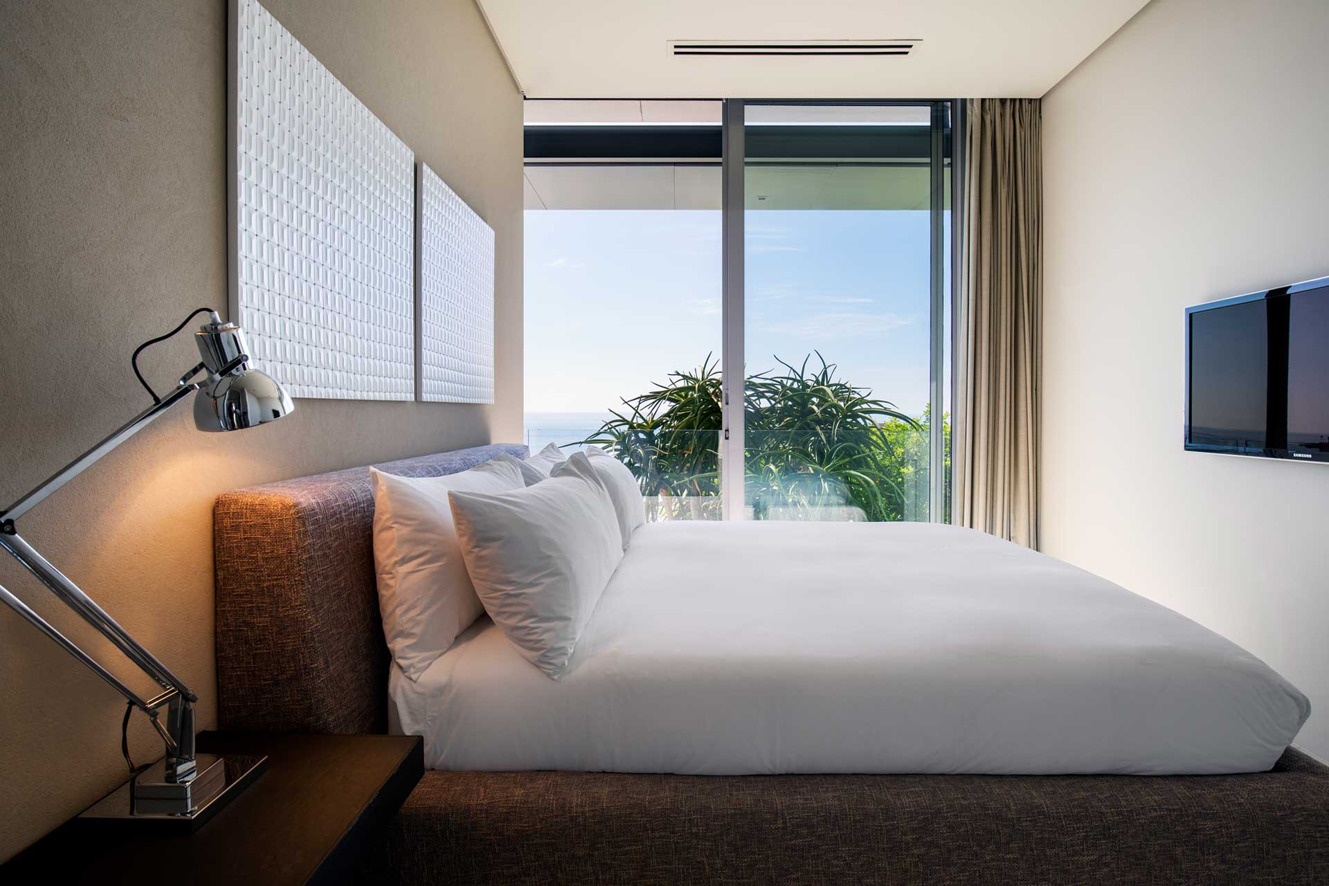 008-villa-camps-bay_villa_cape-town-south-africa_interior-bedroom.jpg