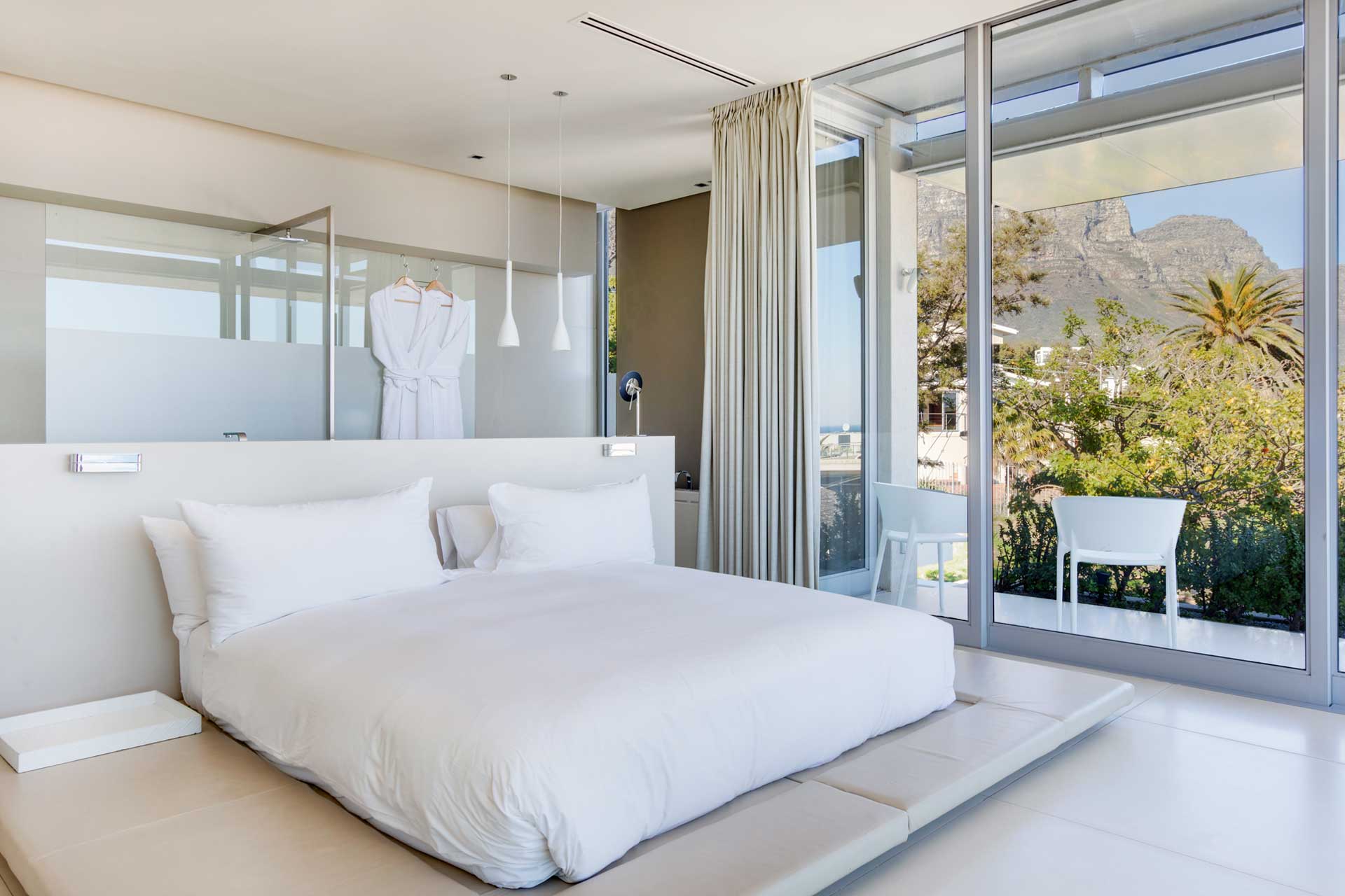 008-villa-camps-bay_villa_cape-town-south-africa_interior-bedroom-design.jpg