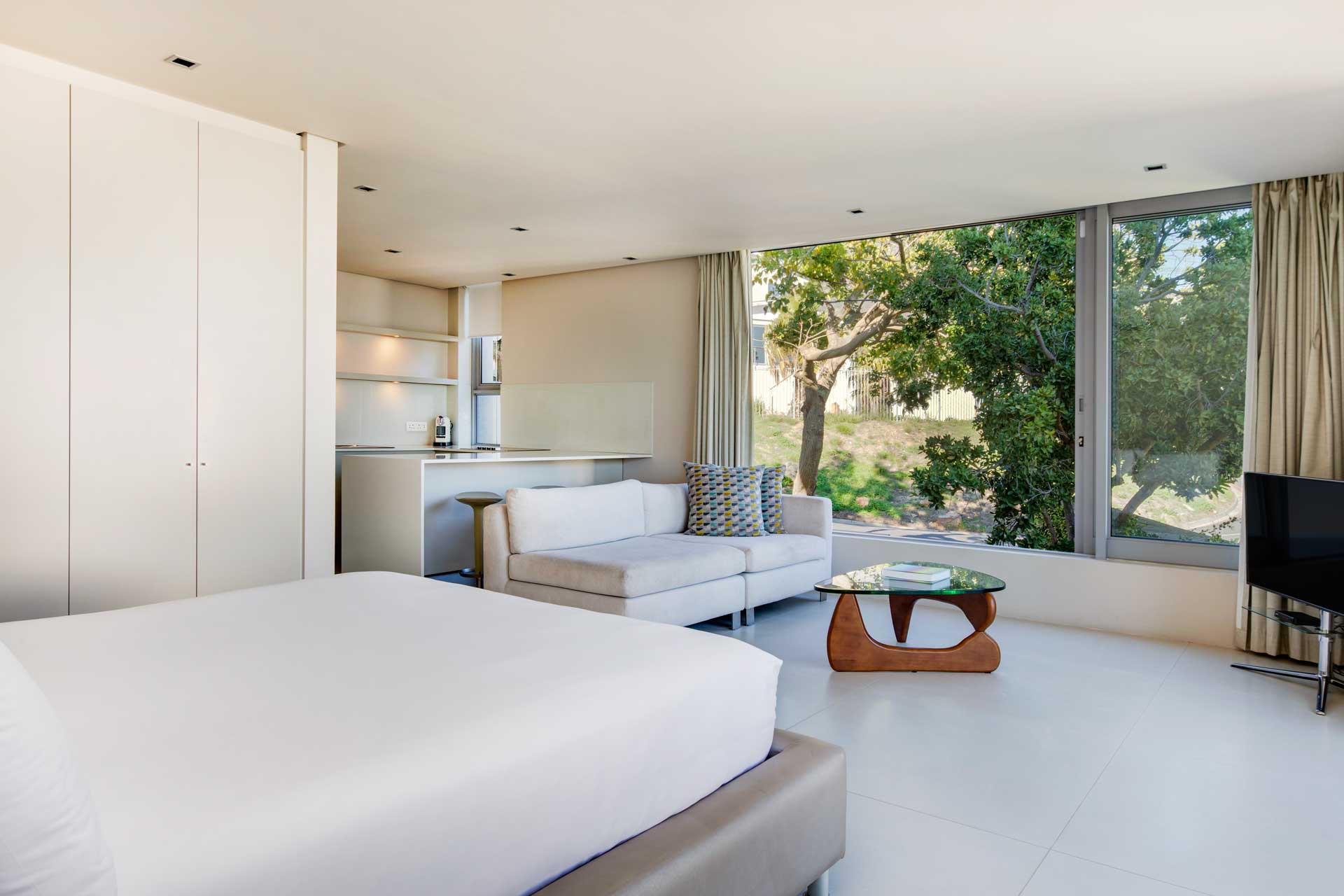 008-villa-camps-bay_villa_cape-town-south-africa_interior-bedroom-design-space.jpg