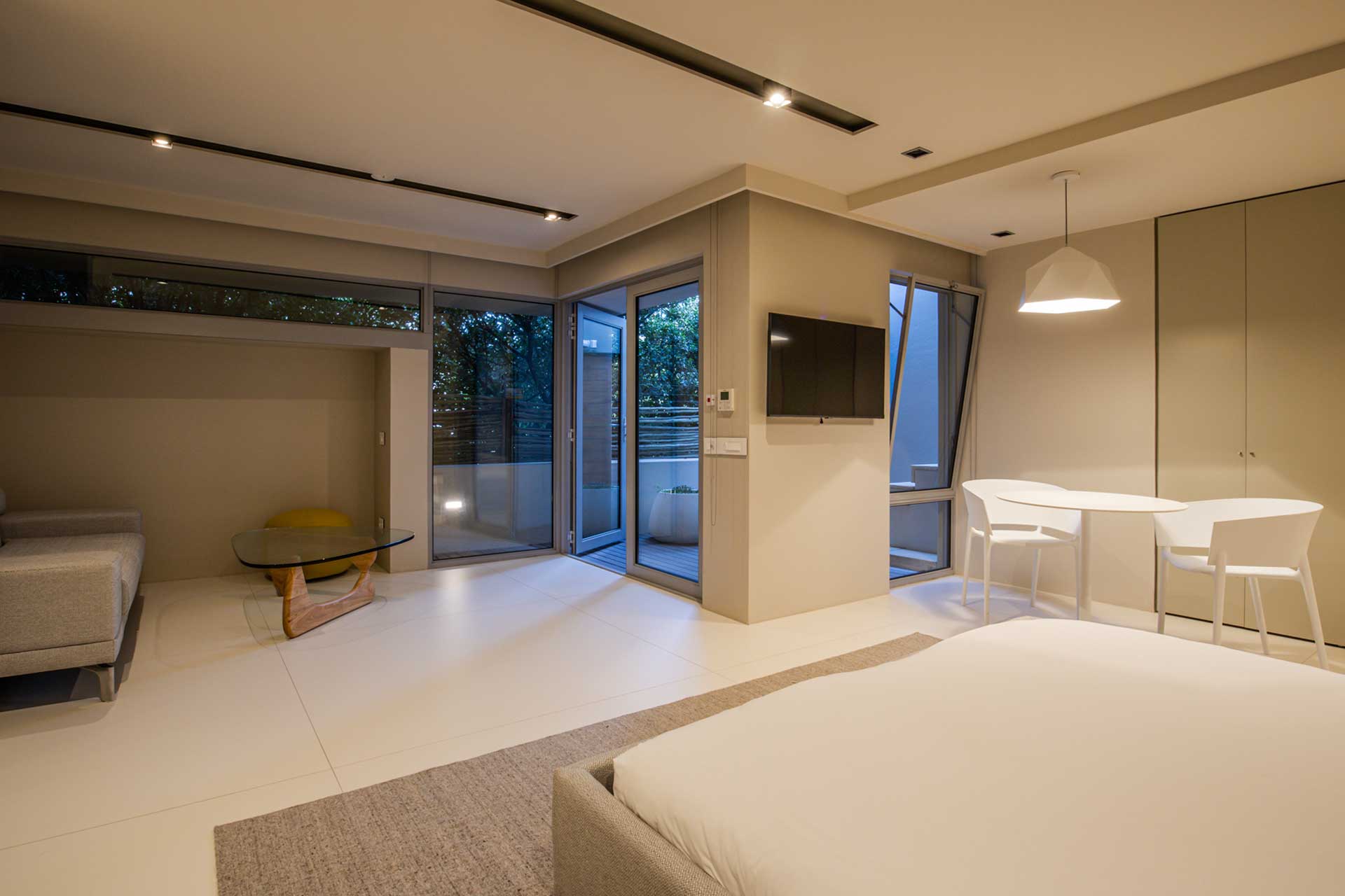 008-villa-camps-bay_villa_cape-town-south-africa_interior-bedroom-night.jpg