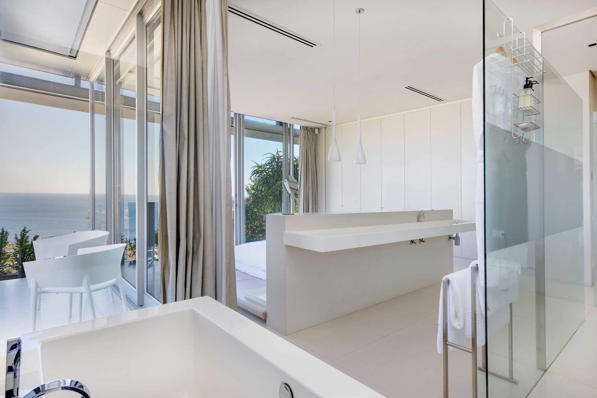 008-villa-camps-bay_villa_cape-town-south-africa_interior-bedroom-space.jpg