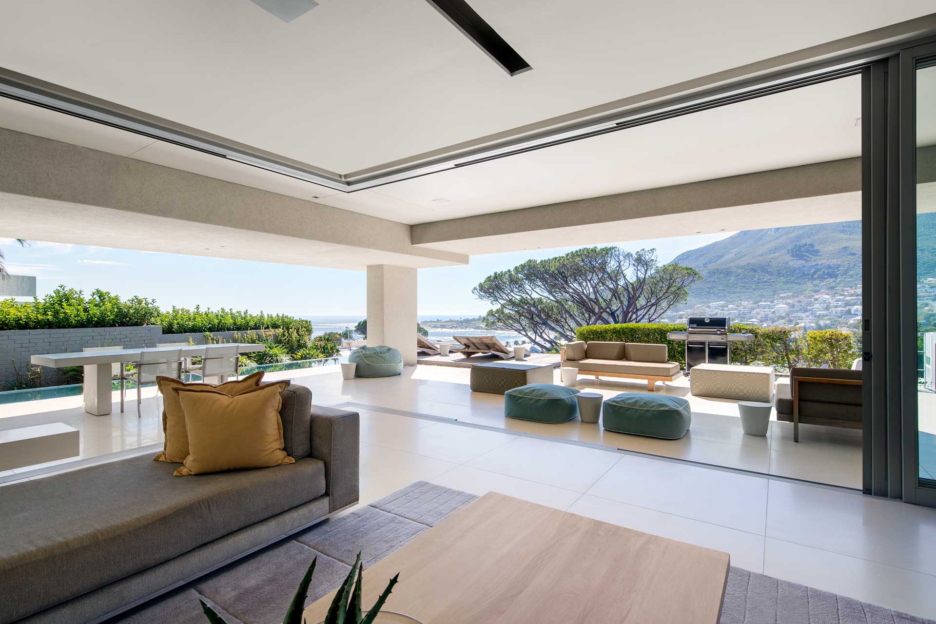 008-villa-camps-bay_villa_cape-town-south-africa_interior-design-view.jpg
