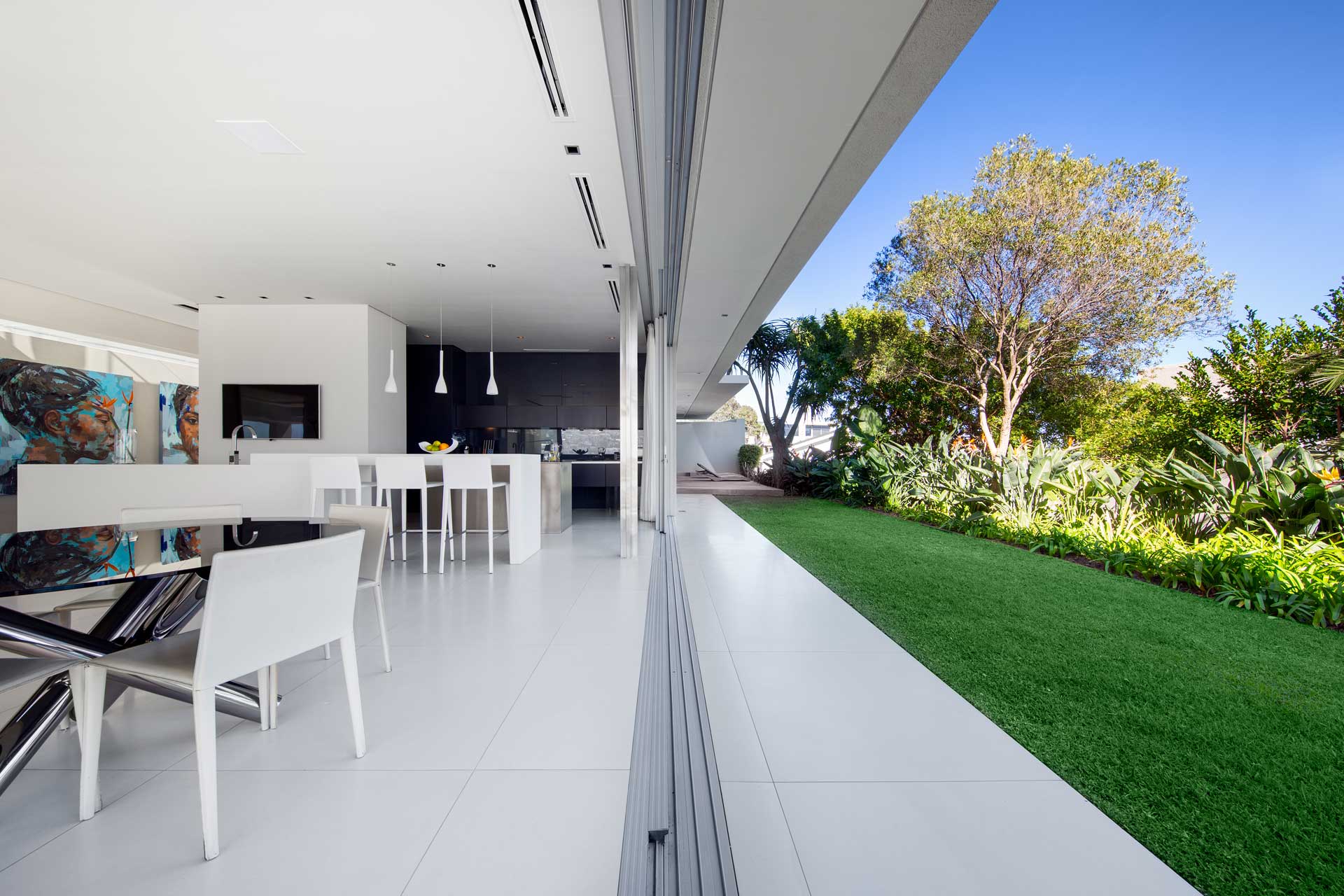 008-villa-camps-bay_villa_cape-town-south-africa_interior-exterior.jpg
