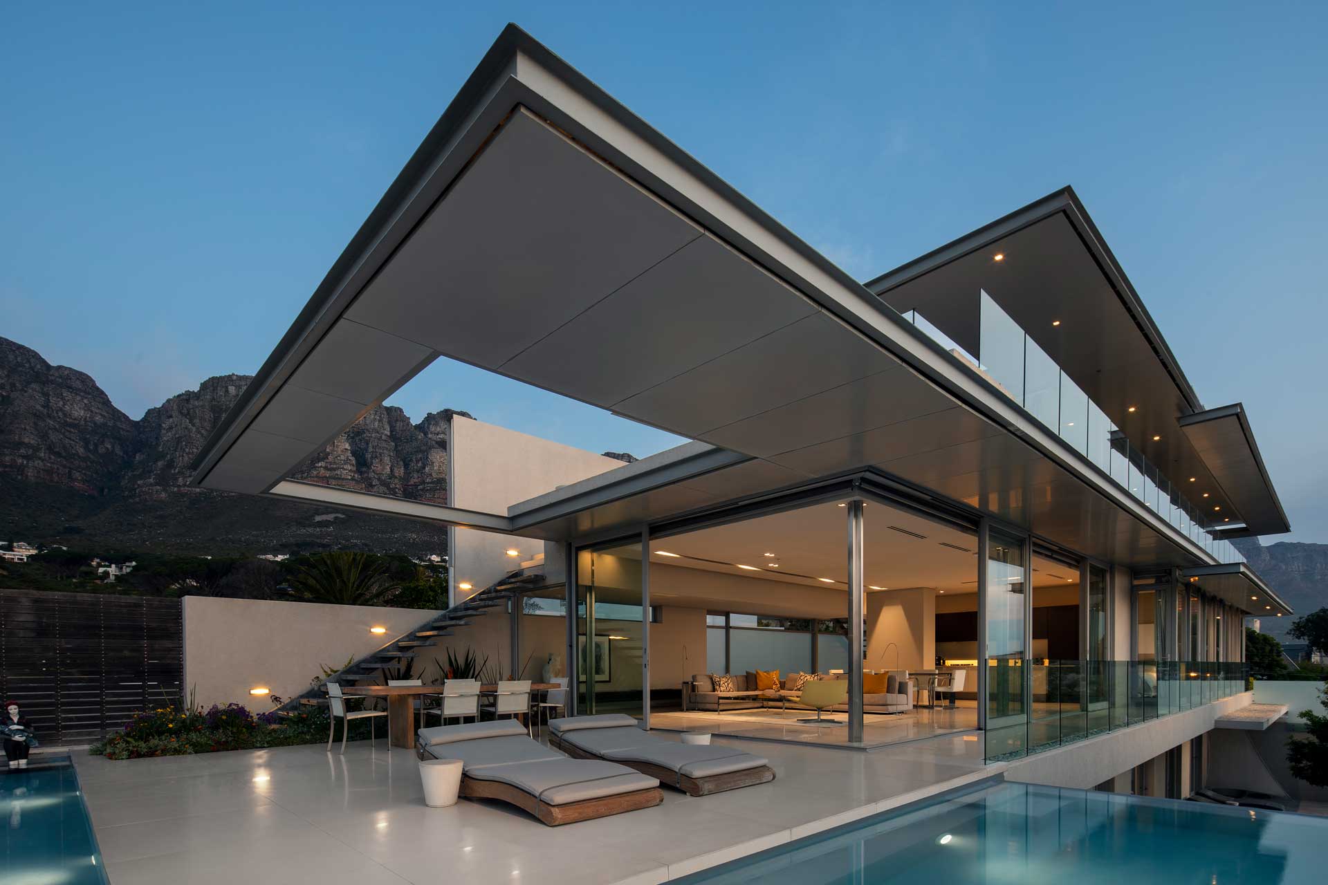 008-villa-camps-bay_villa_cape-town-south-africa_interior-facade.jpg