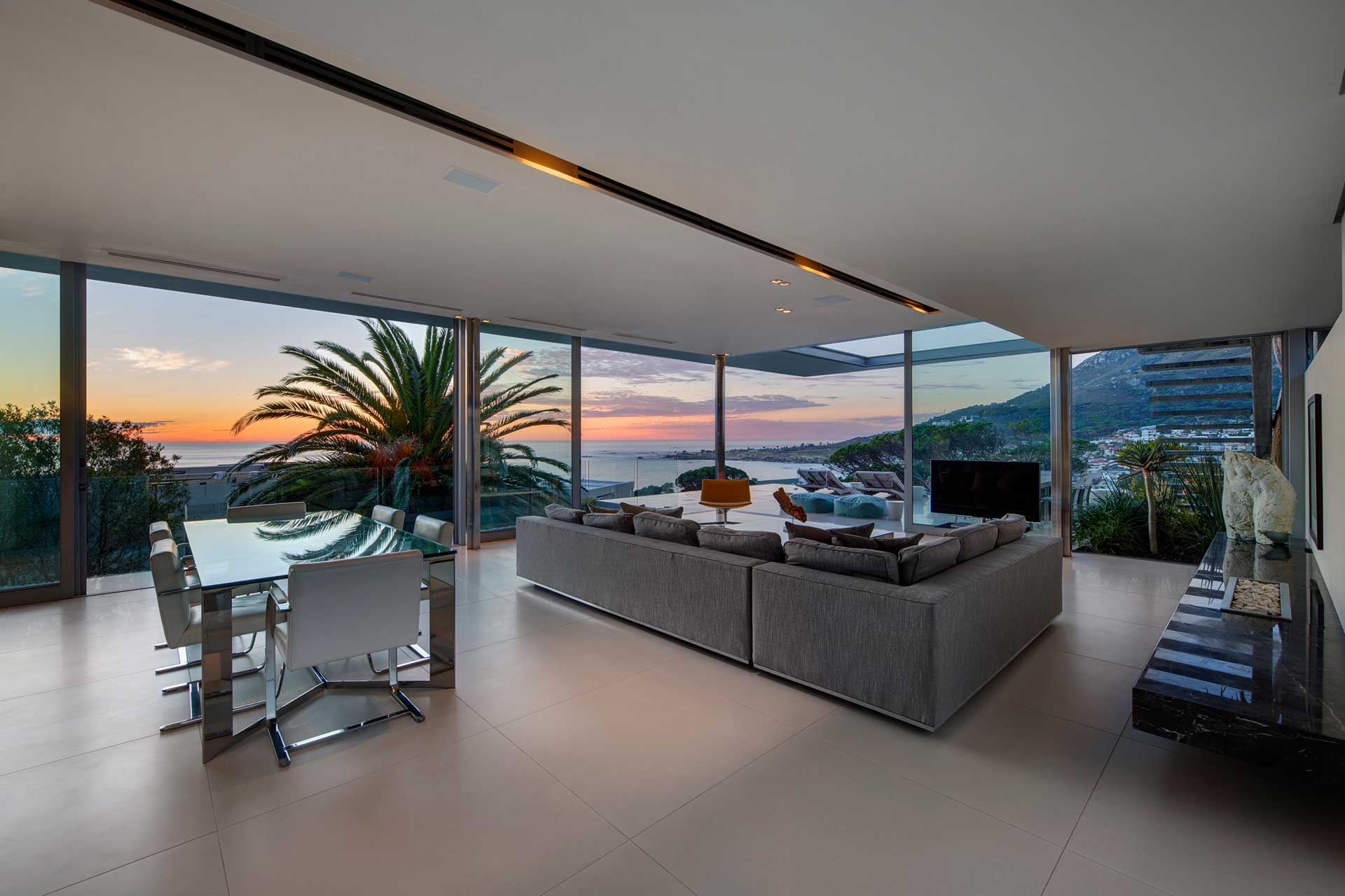 008-villa-camps-bay_villa_cape-town-south-africa_interior-sunset.jpg