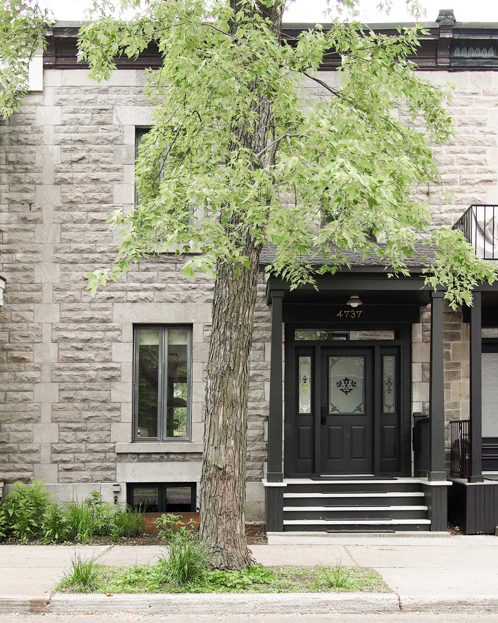 plateau-rowhouse_townhouse_montreal-quebec-canada_exterior-facade.jpg