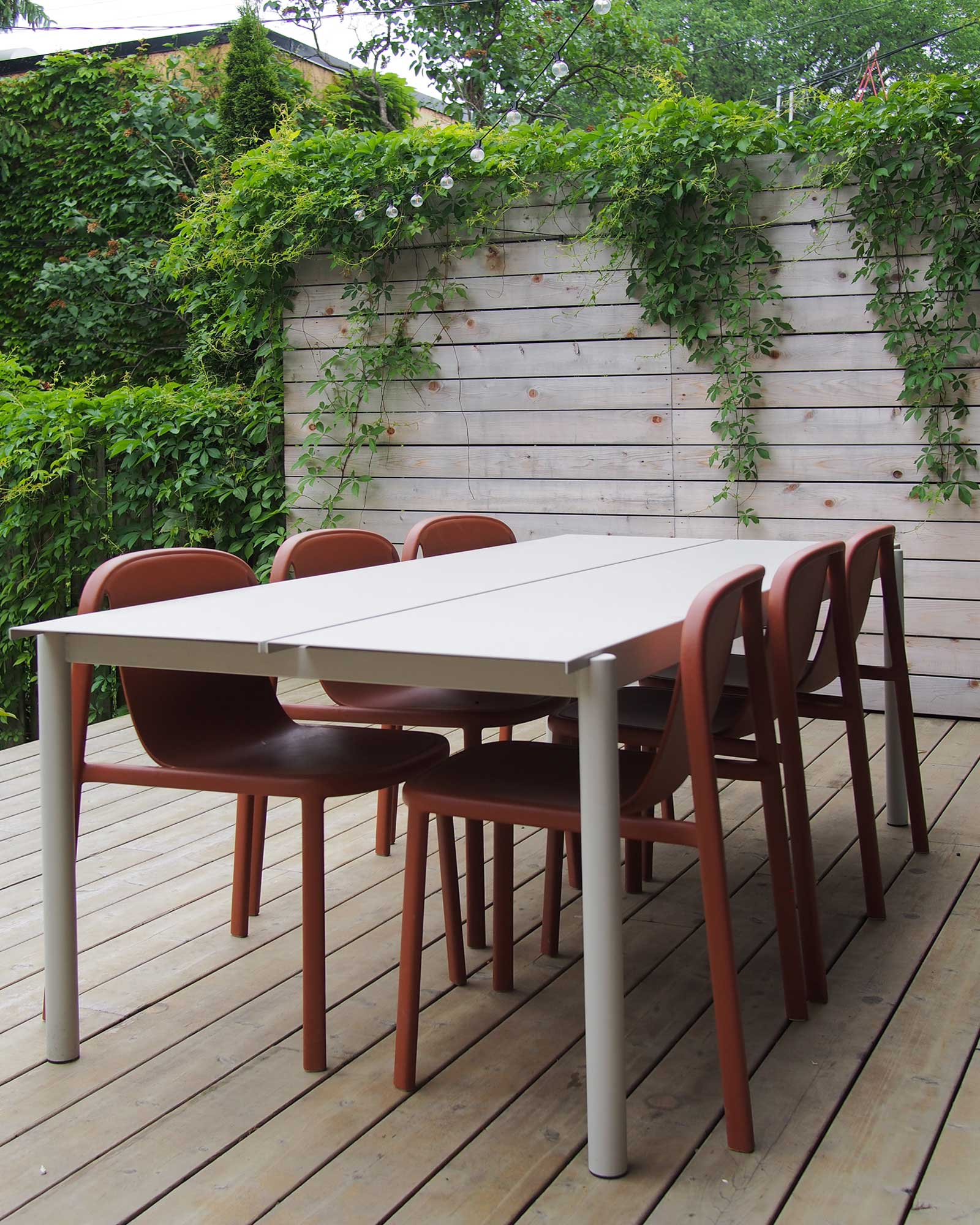 plateau-rowhouse_townhouse_montreal-quebec-canada_exterior-table.jpg