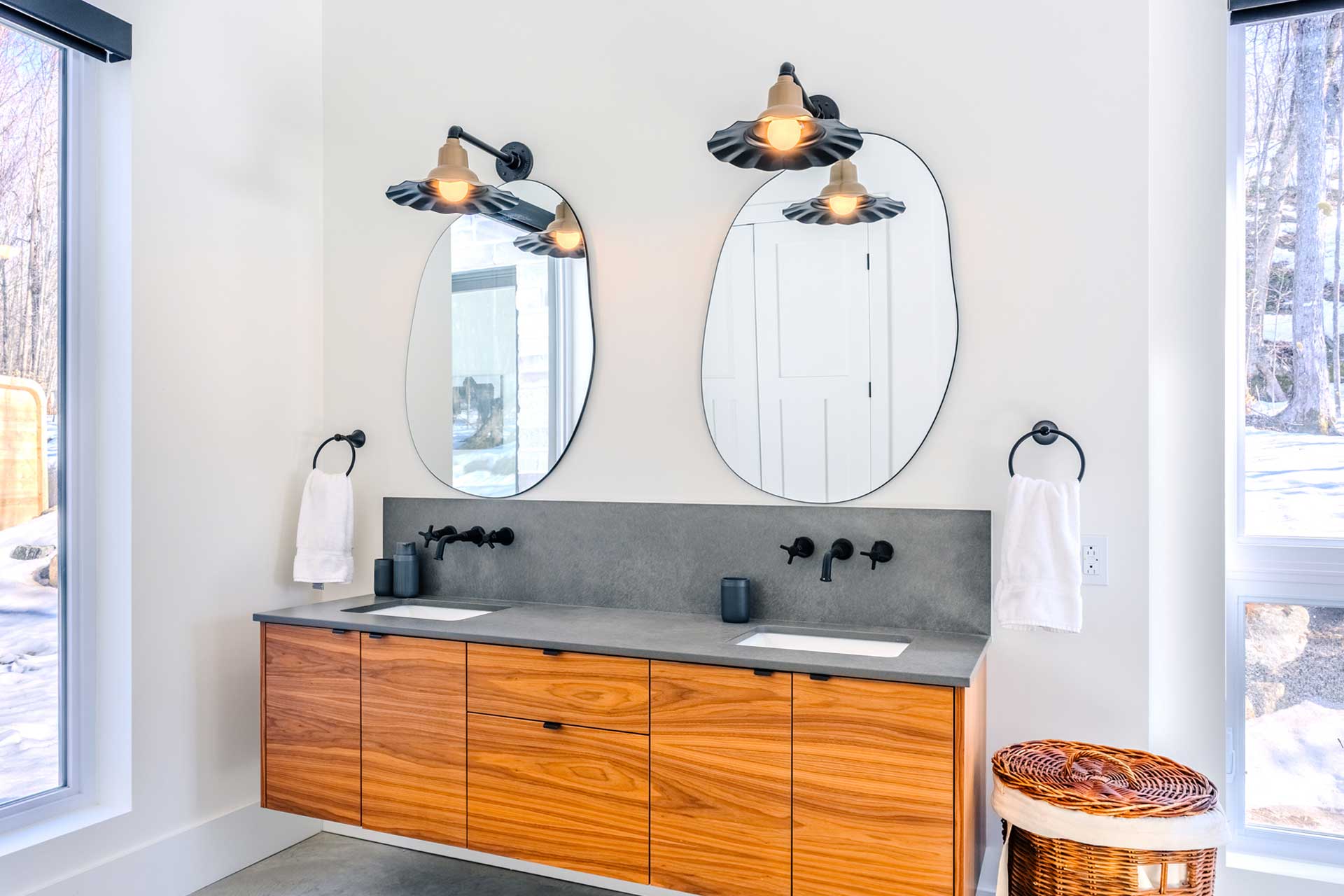 alpine-reverie-by-boutique_house_quebec-canada_interior-bathroom-mirror.jpg