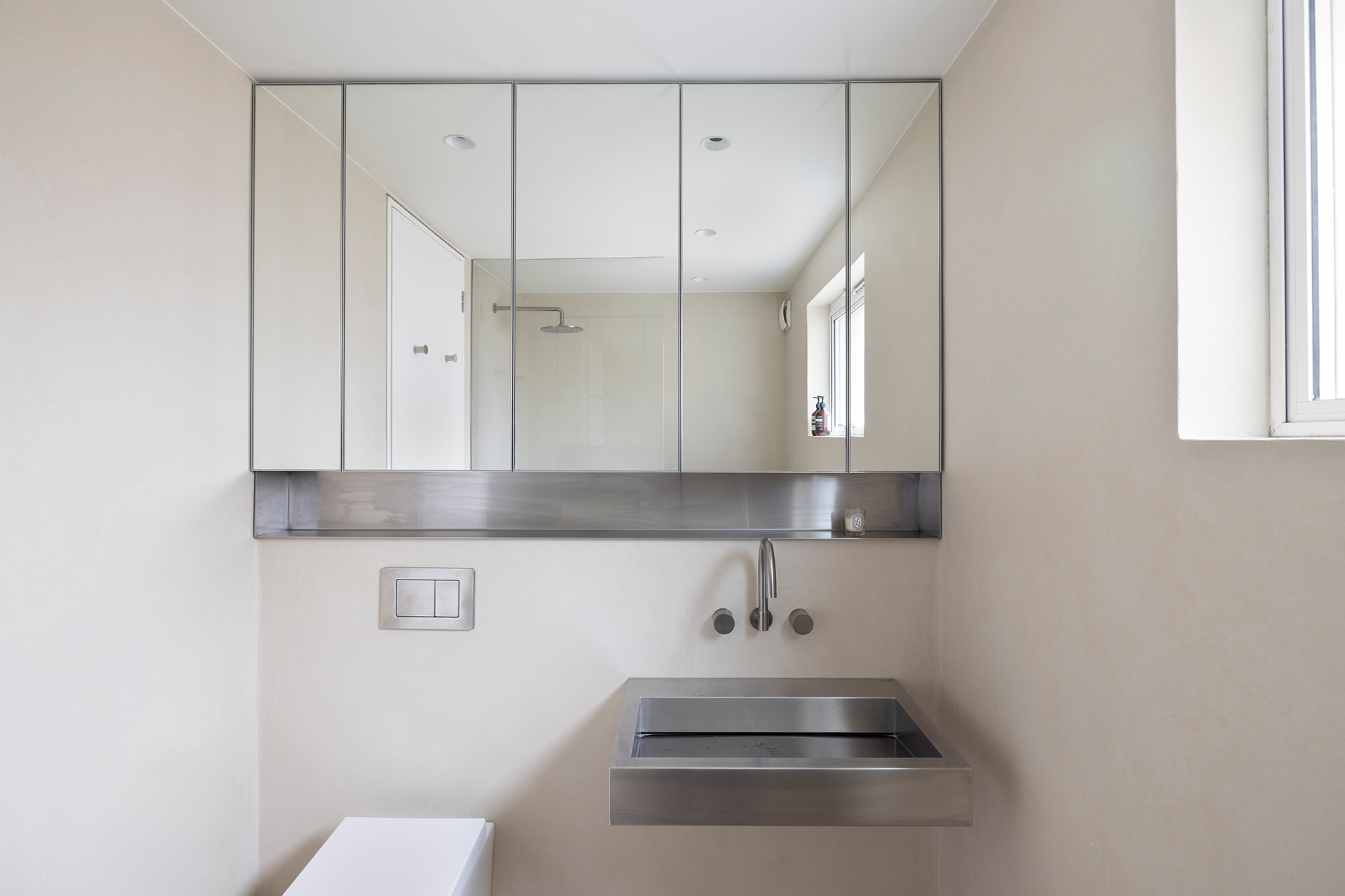 portobello-lane-mews_london-england-uk_interior-bathroom-mirror.jpg