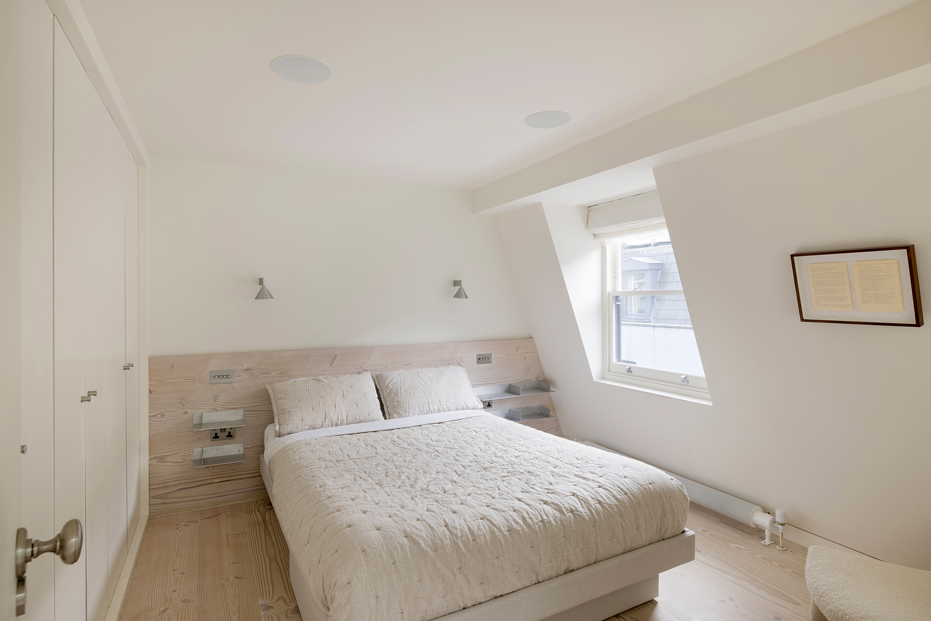 portobello-lane-mews_london-england-uk_interior-bed-room-space.jpg
