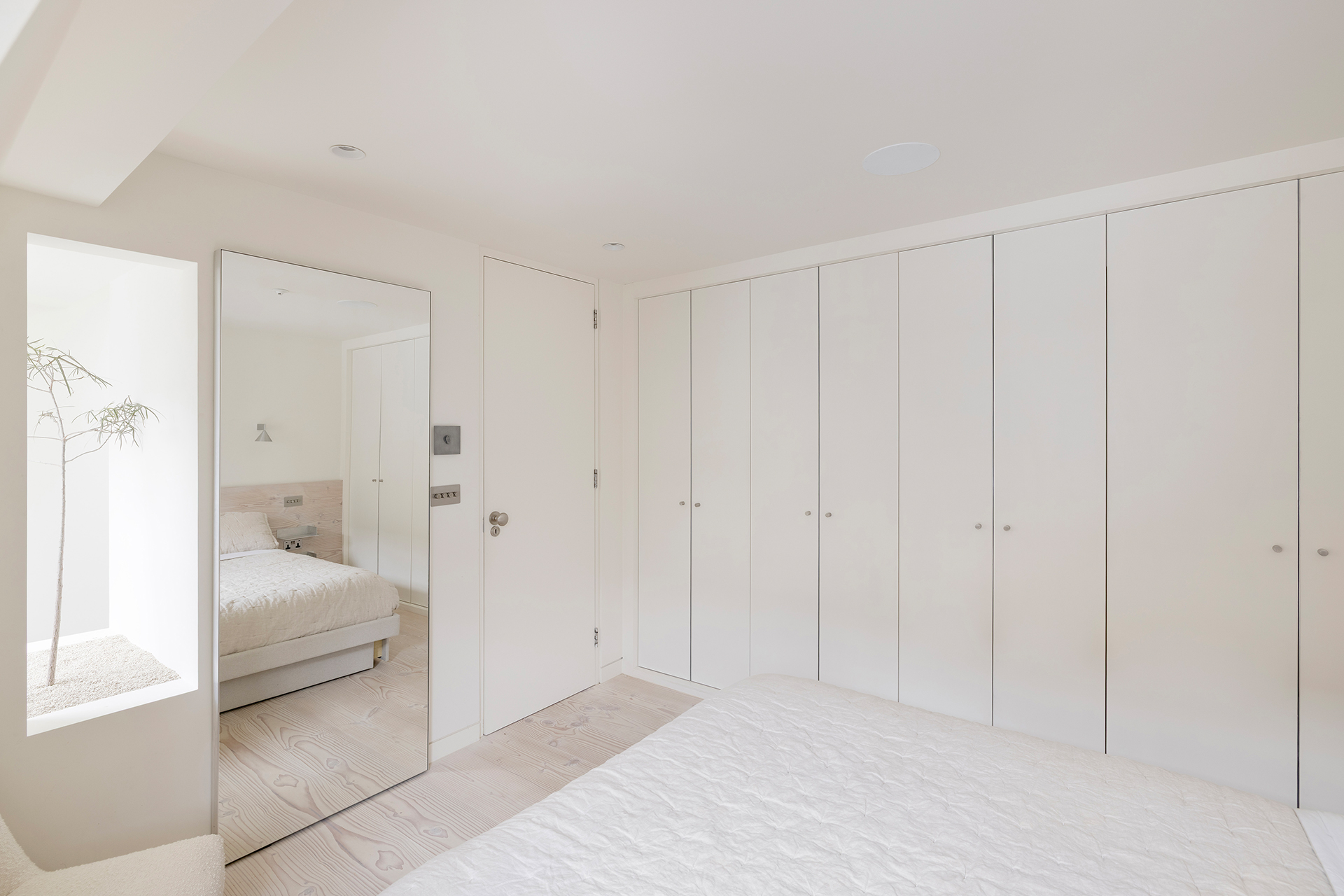 portobello-lane-mews_london-england-uk_interior-bedroom-space.jpg