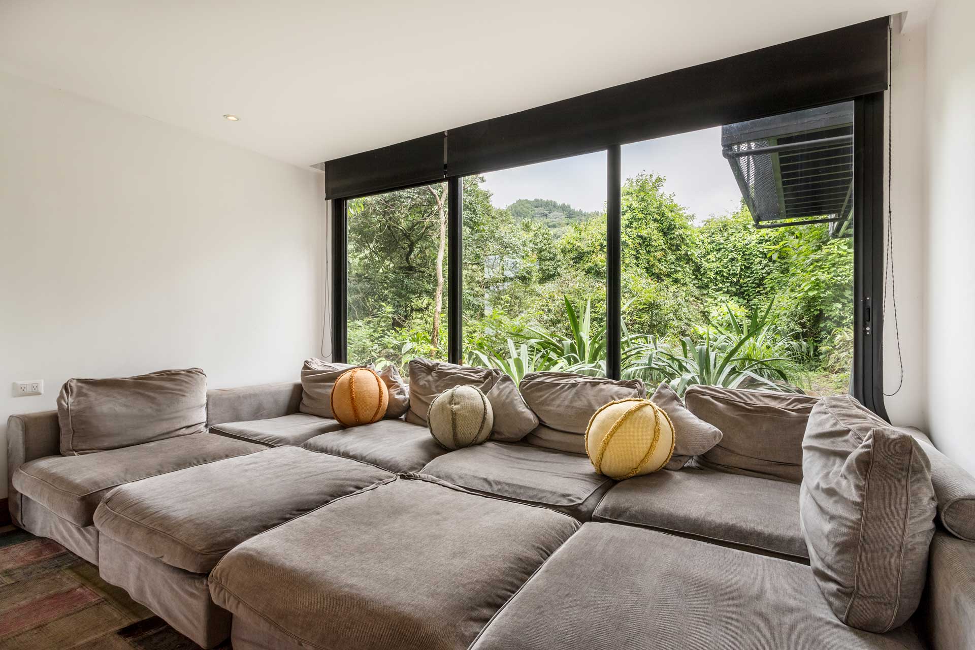 casa-ecco_house_antigua-guatemala_interior-sofa.jpg