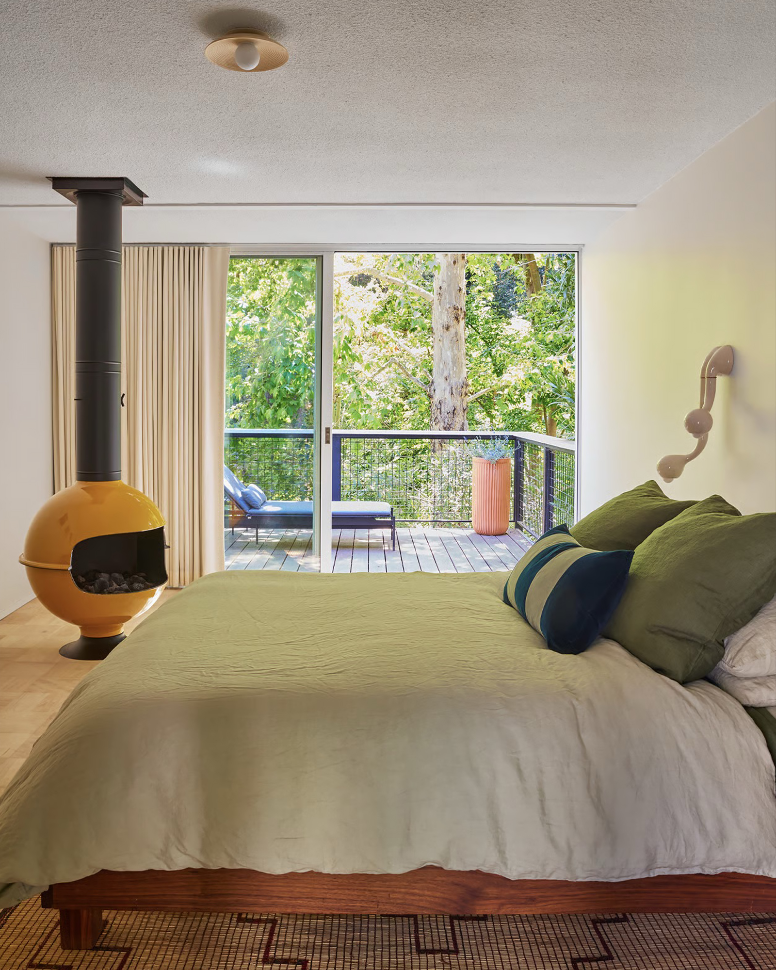 mid-century-modern-tree-house_house_los-angeles_california_usa_interior-bedroom.jpg