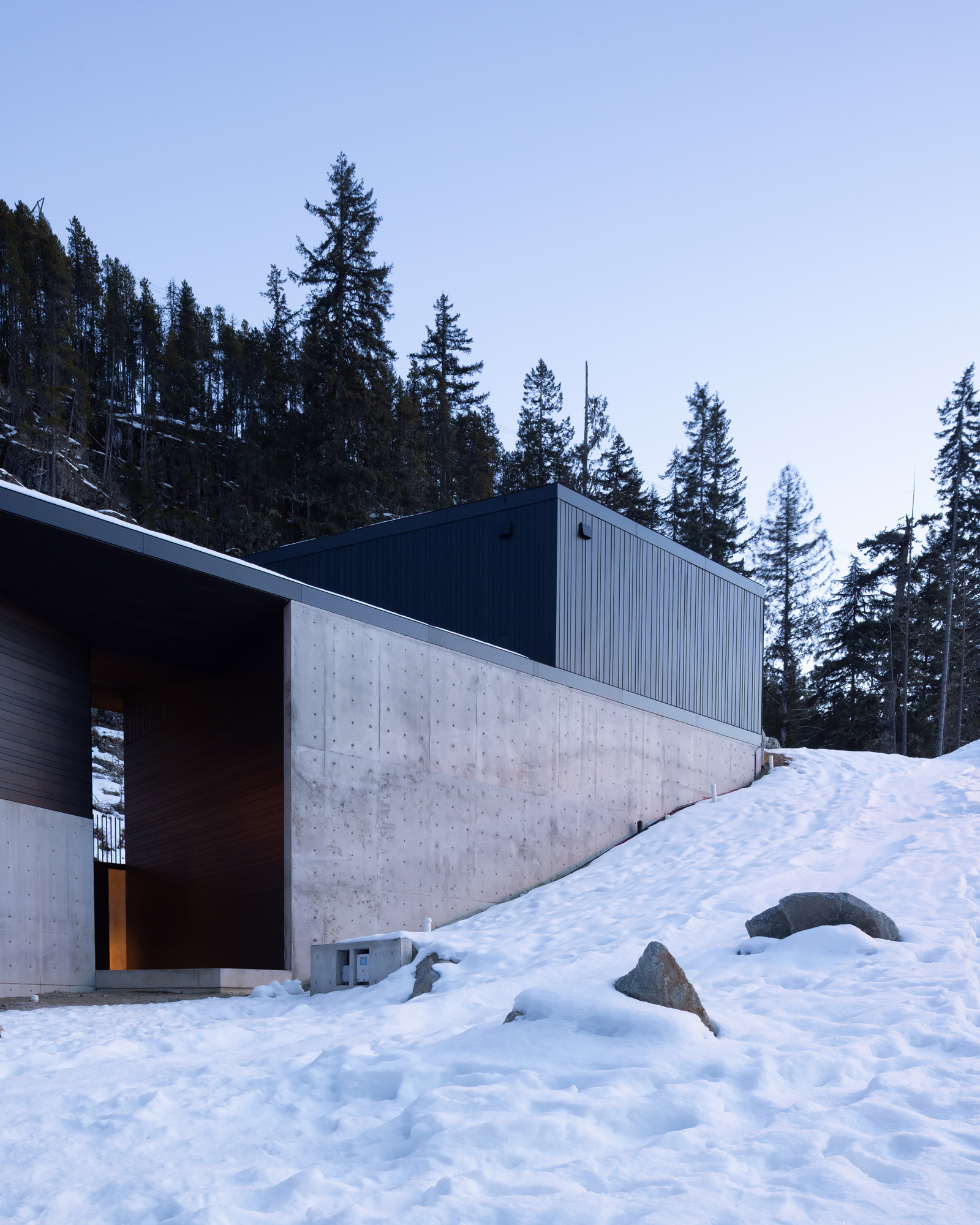 the-wedge_chalet_Whistler_california_usa_exterior-corner-wall.jpg
