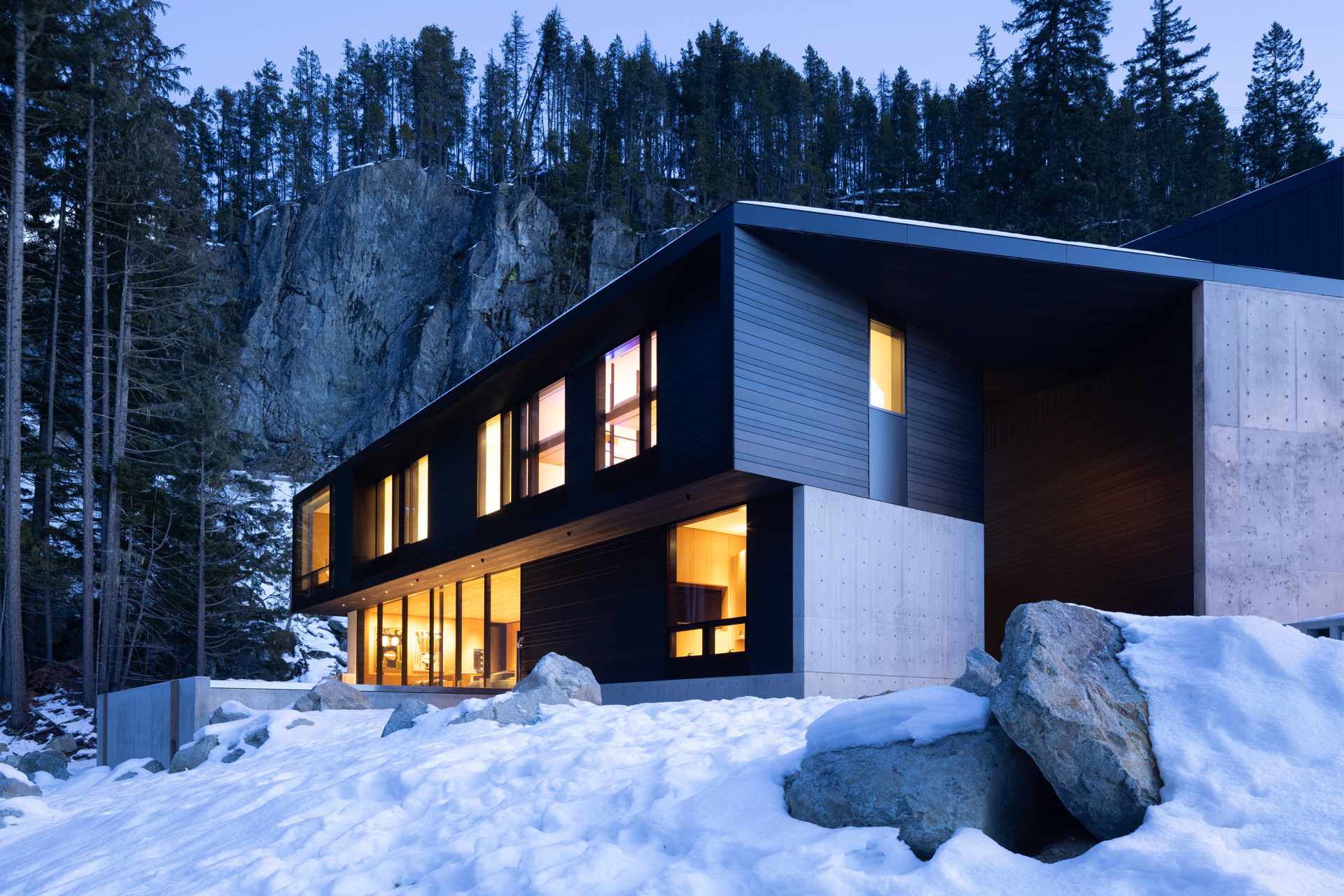 the-wedge_chalet_Whistler_canada_exterior-house-night.jpg