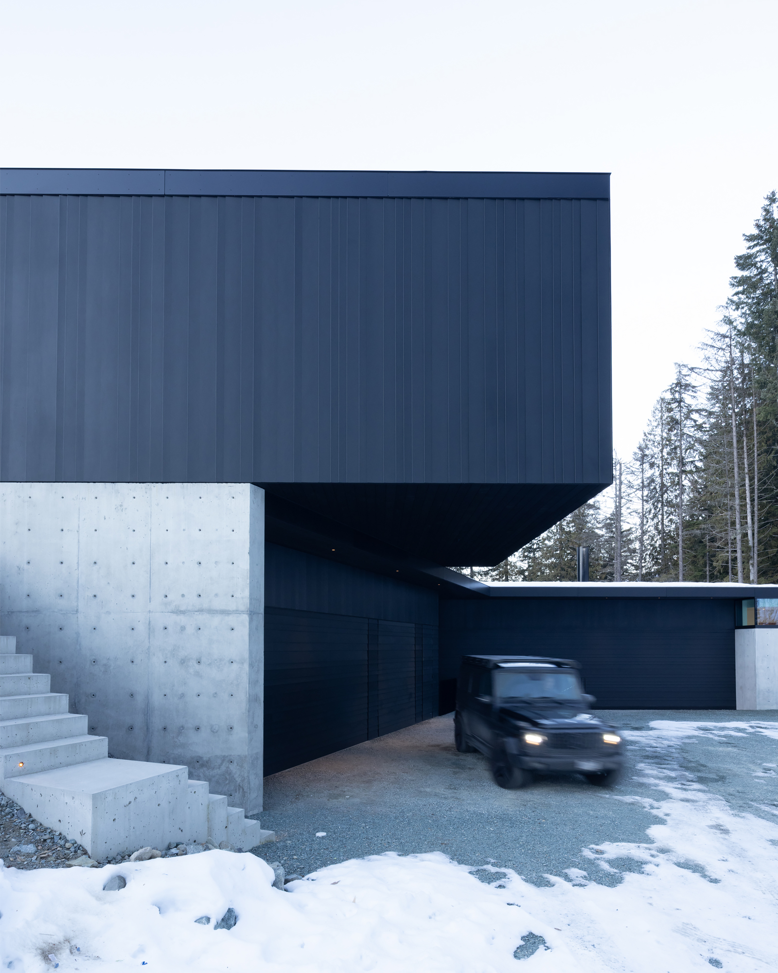 the-wedge_chalet_Whistler_canada_exterior-house-side.jpg