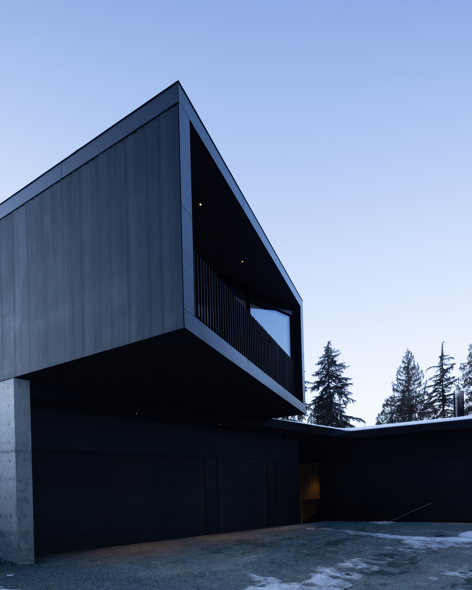 the-wedge_chalet_Whistler_canada_exterior-side.jpg