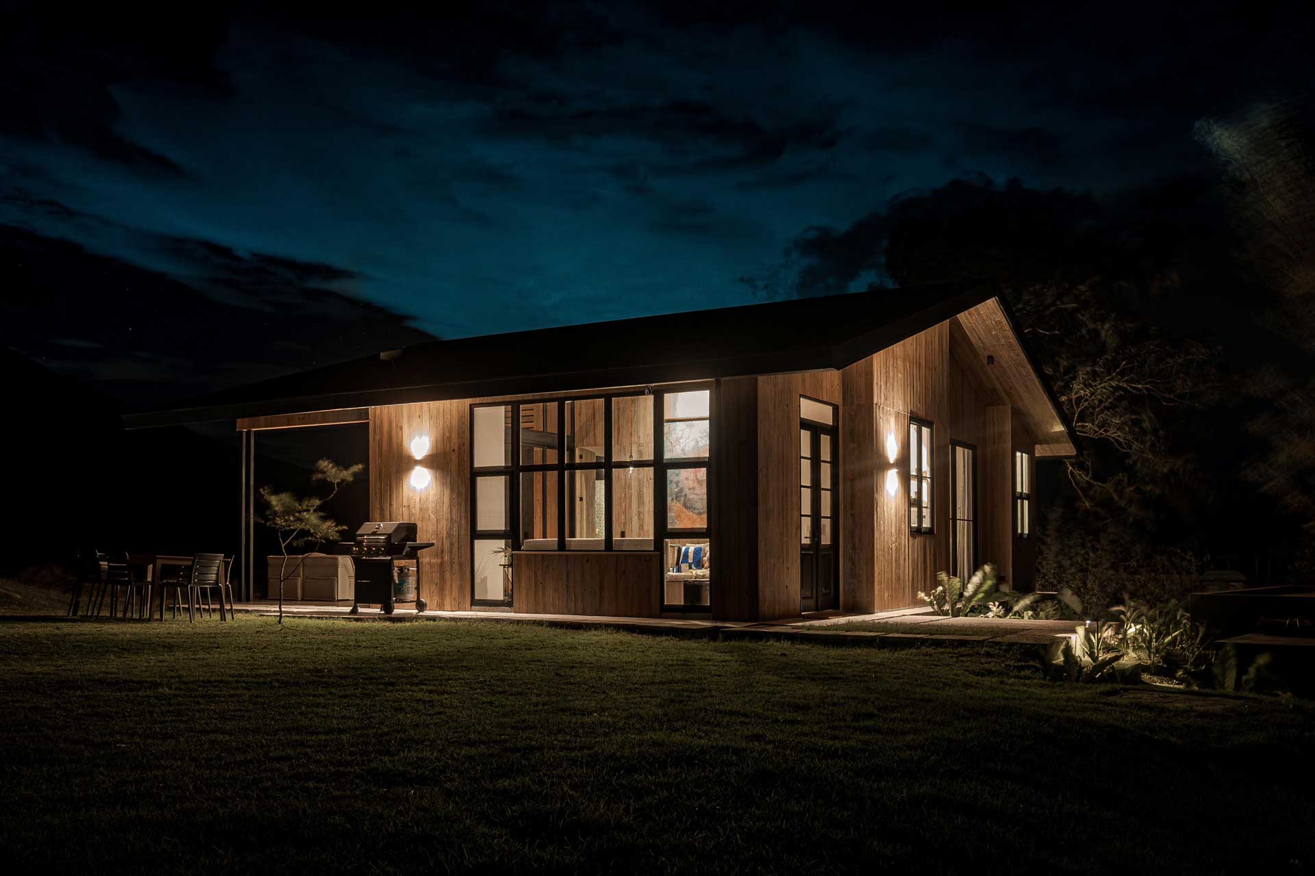 casita-ser_house_alotenango-guatemala_exterior-night-facade.jpg