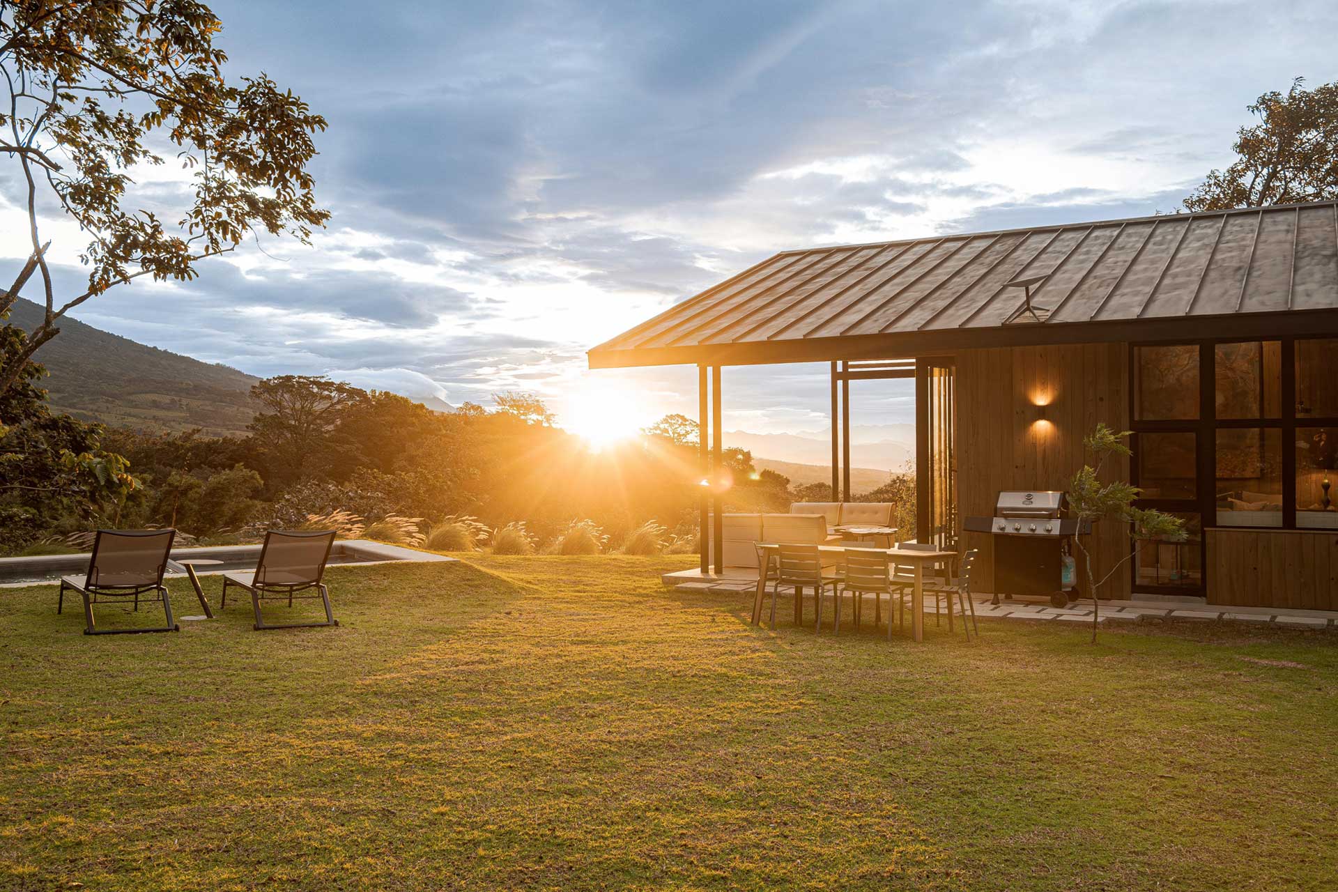 casita-ser_house_alotenango-guatemala_exterior-sunset-facade.jpg