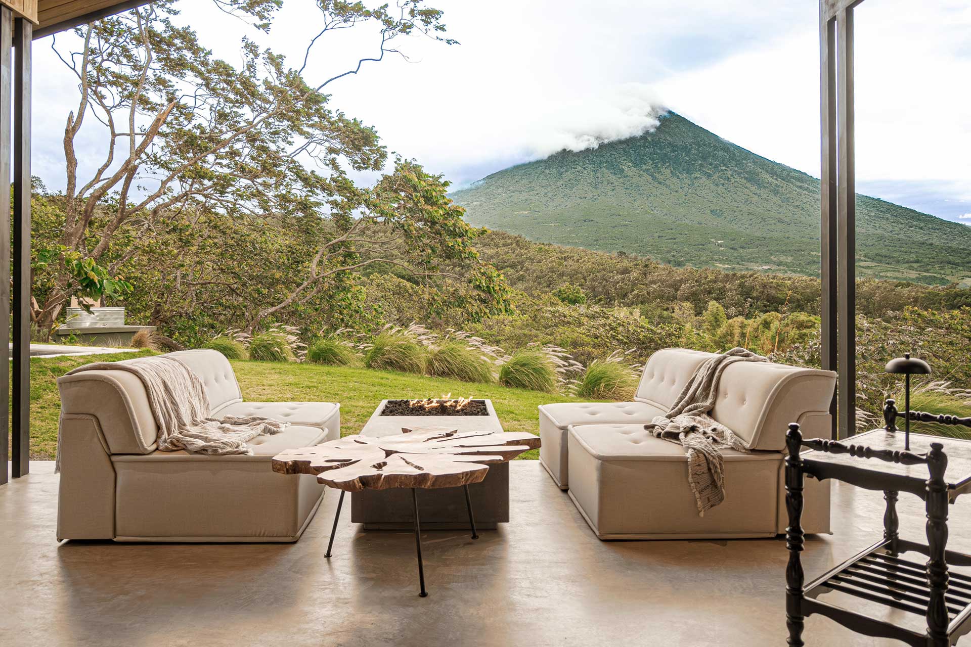 casita-ser_house_alotenango-guatemala_exterior-terrace-design.jpg