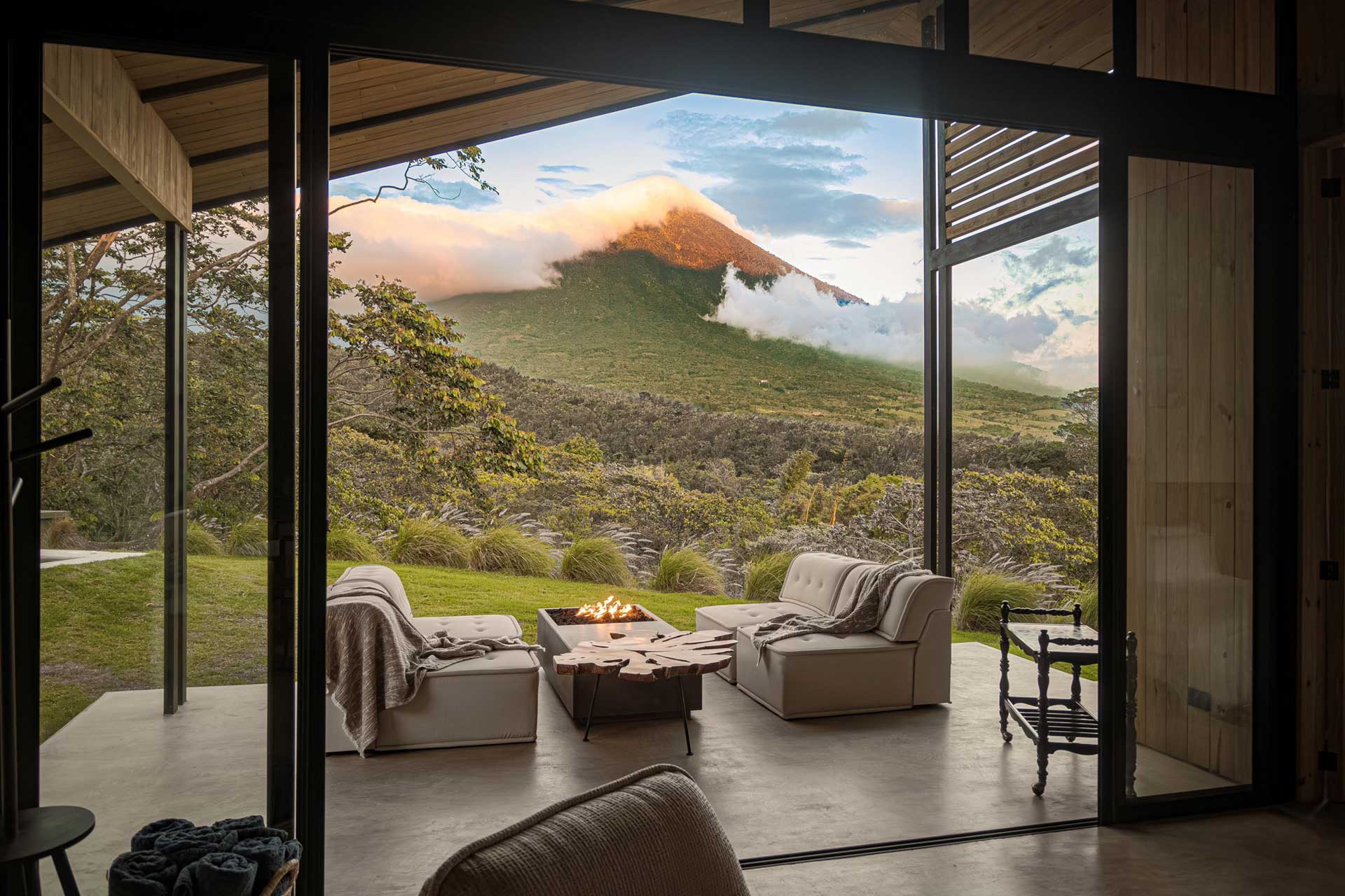 casita-ser_house_alotenango-guatemala_interior-view-volcano.jpg