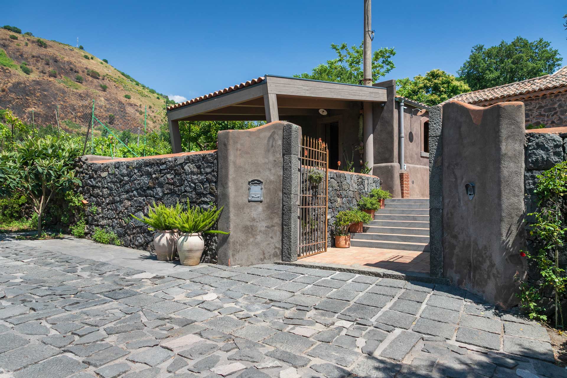 casa-varanni_house_sicily-italy_exterior-entrance.jpg