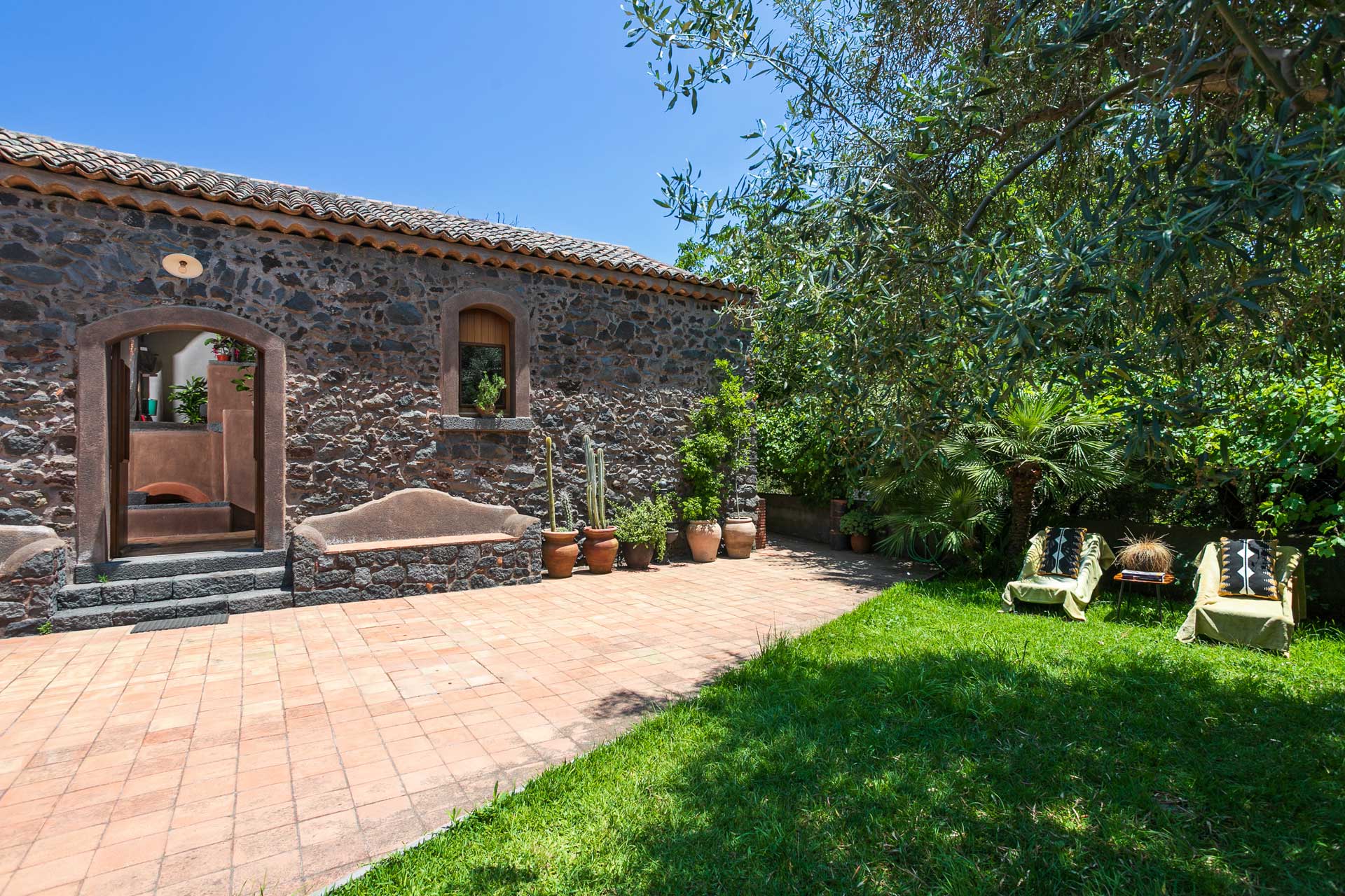 casa-varanni_house_sicily-italy_exterior-garden.jpg