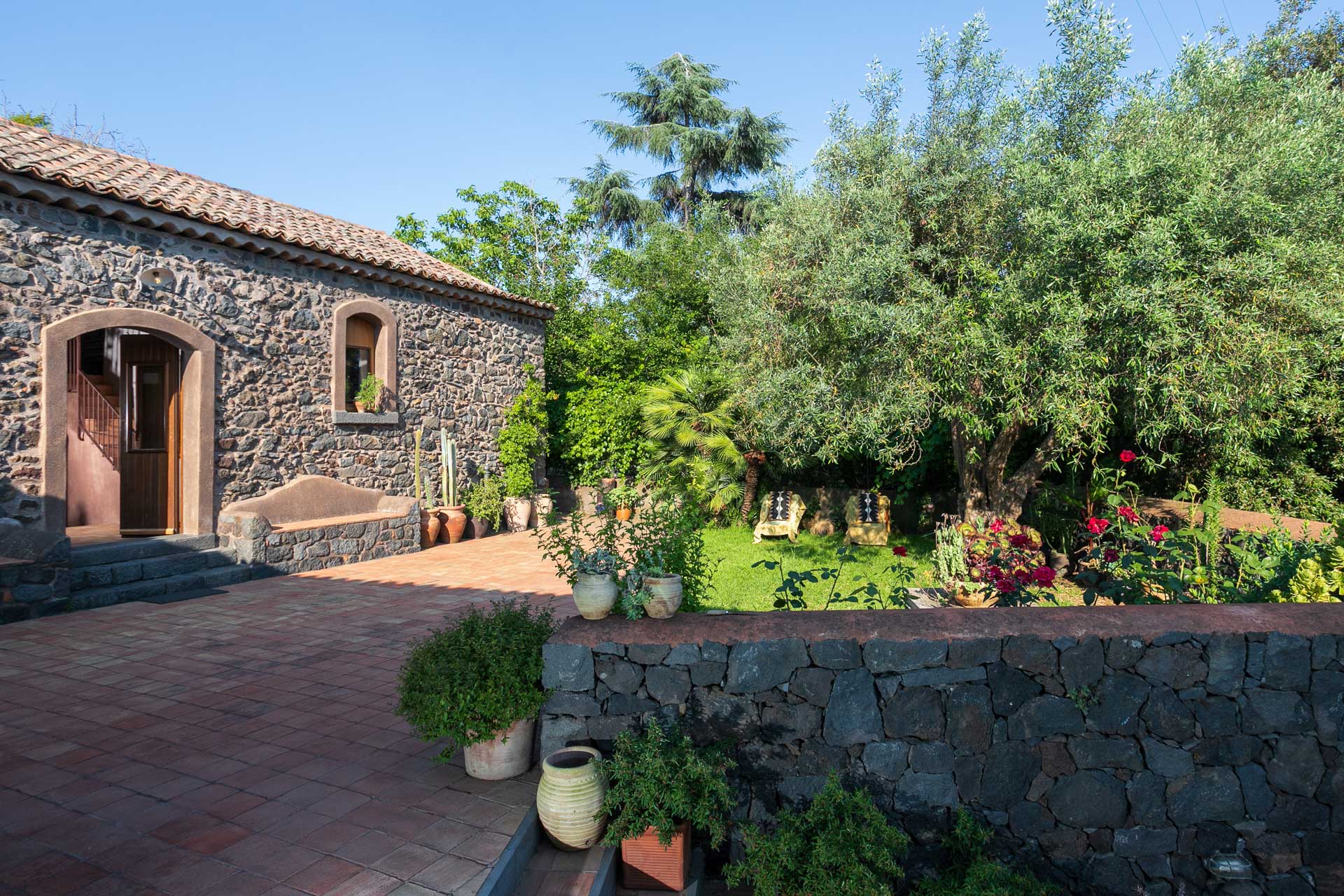 casa-varanni_house_sicily-italy_exterior-garden-design.jpg