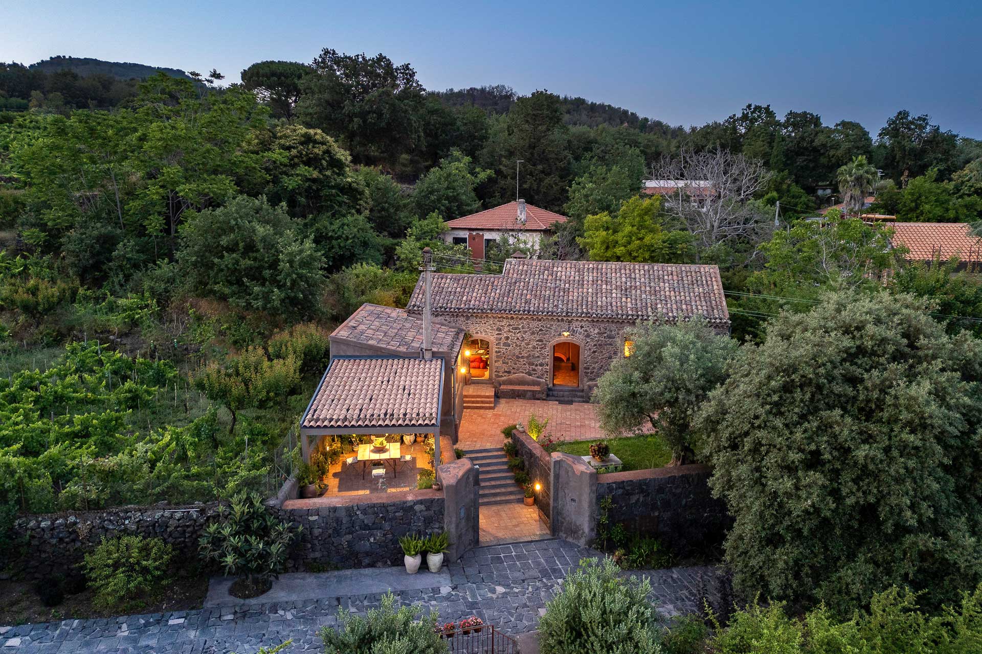 casa-varanni_house_sicily-italy_exterior-nigh.jpg