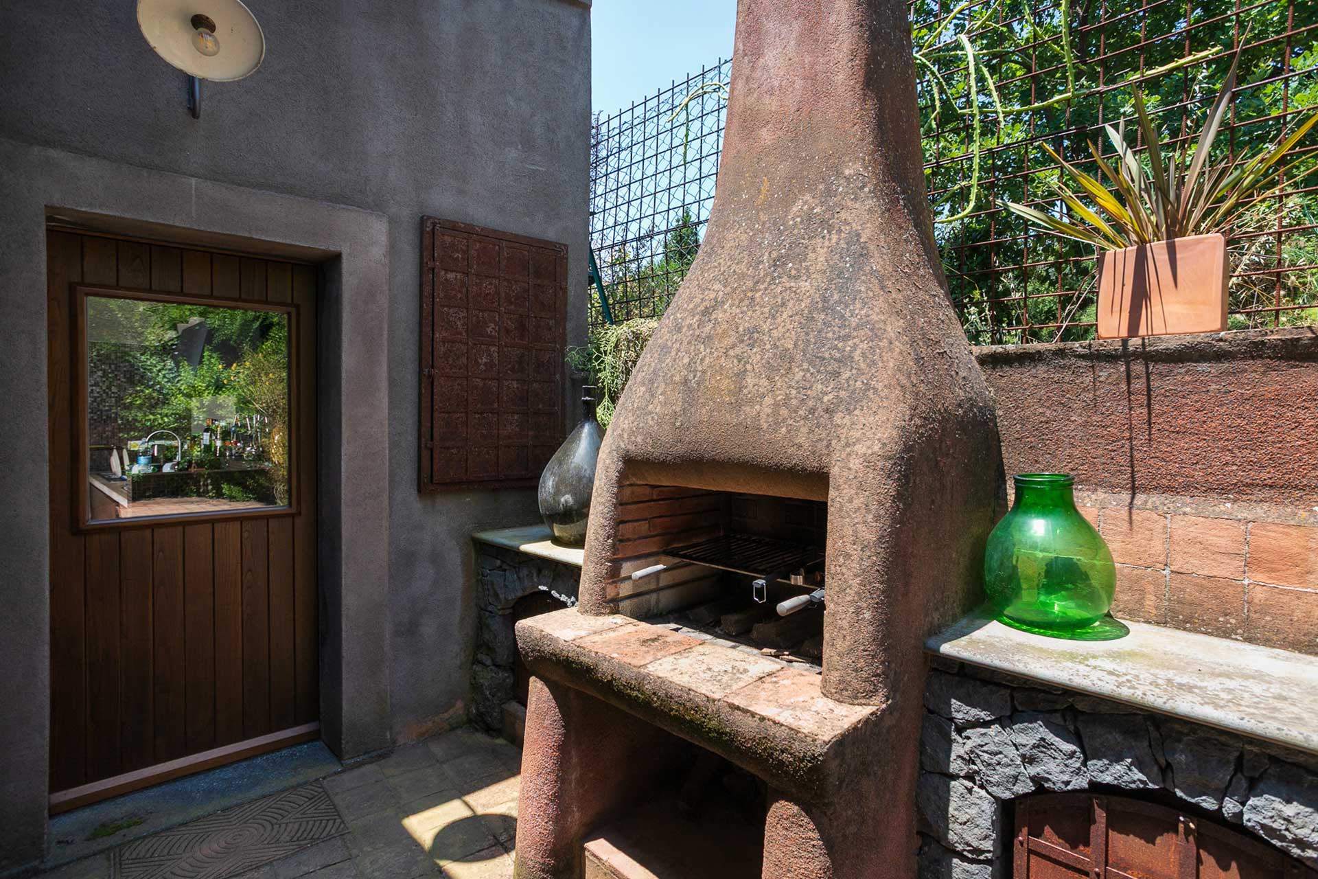 casa-varanni_house_sicily-italy_exterior-oven.jpg